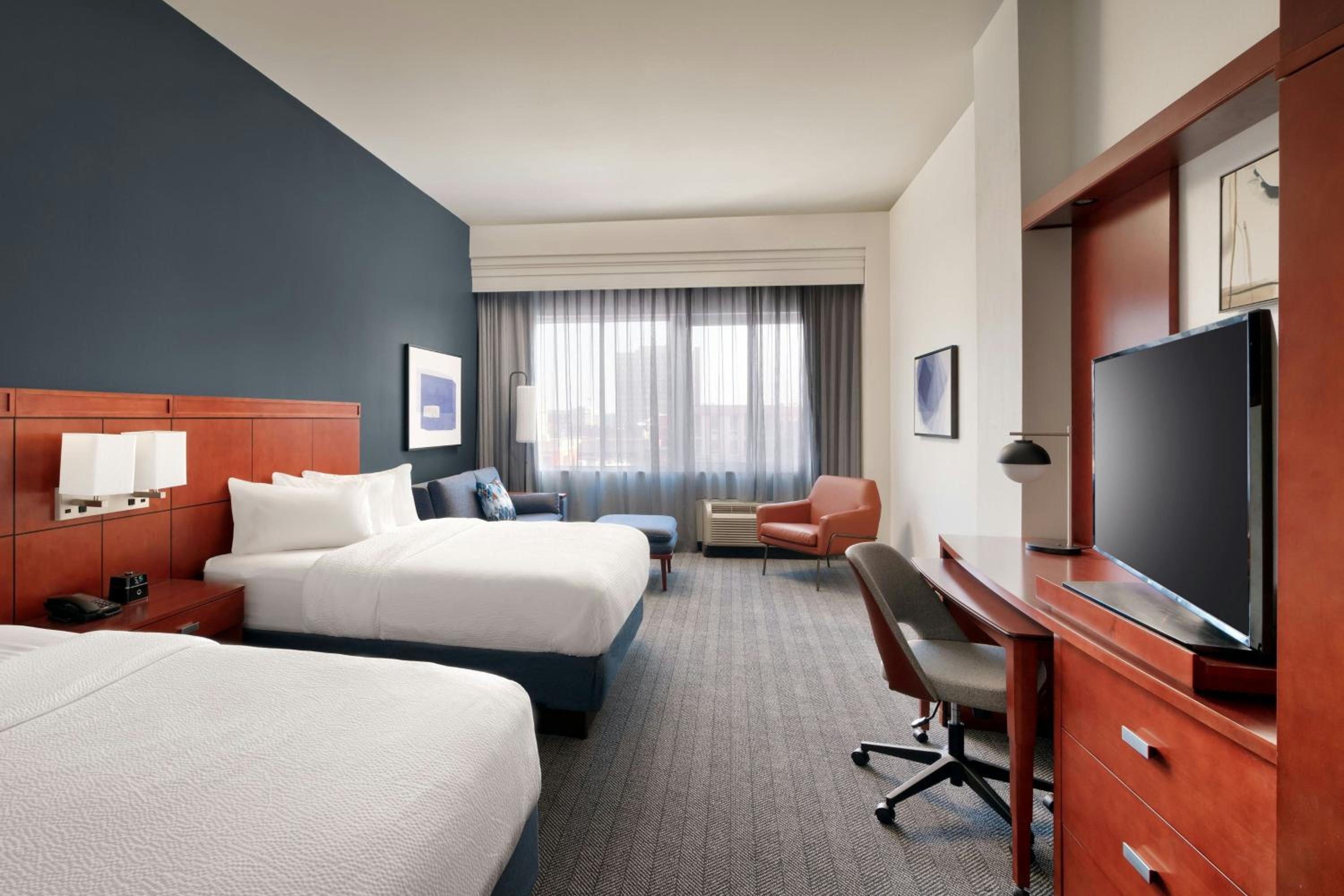 Large Queen Room with Roll-In Shower - Mobility/Hearing Accessible 