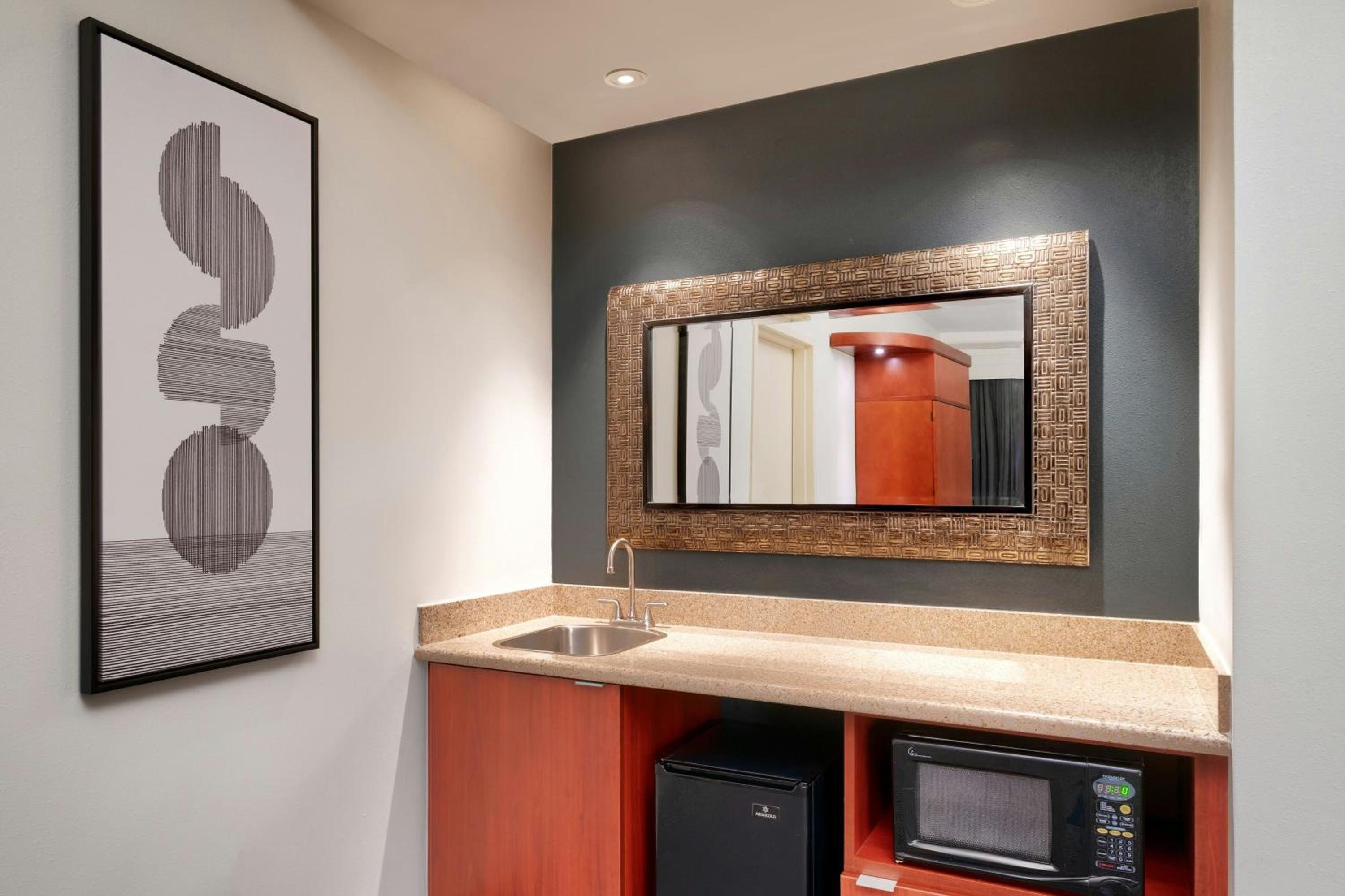 One-Bedroom King Suite with Sofa Bed and Roll-in Shower - Mobility and Hearing Accessible photo 1