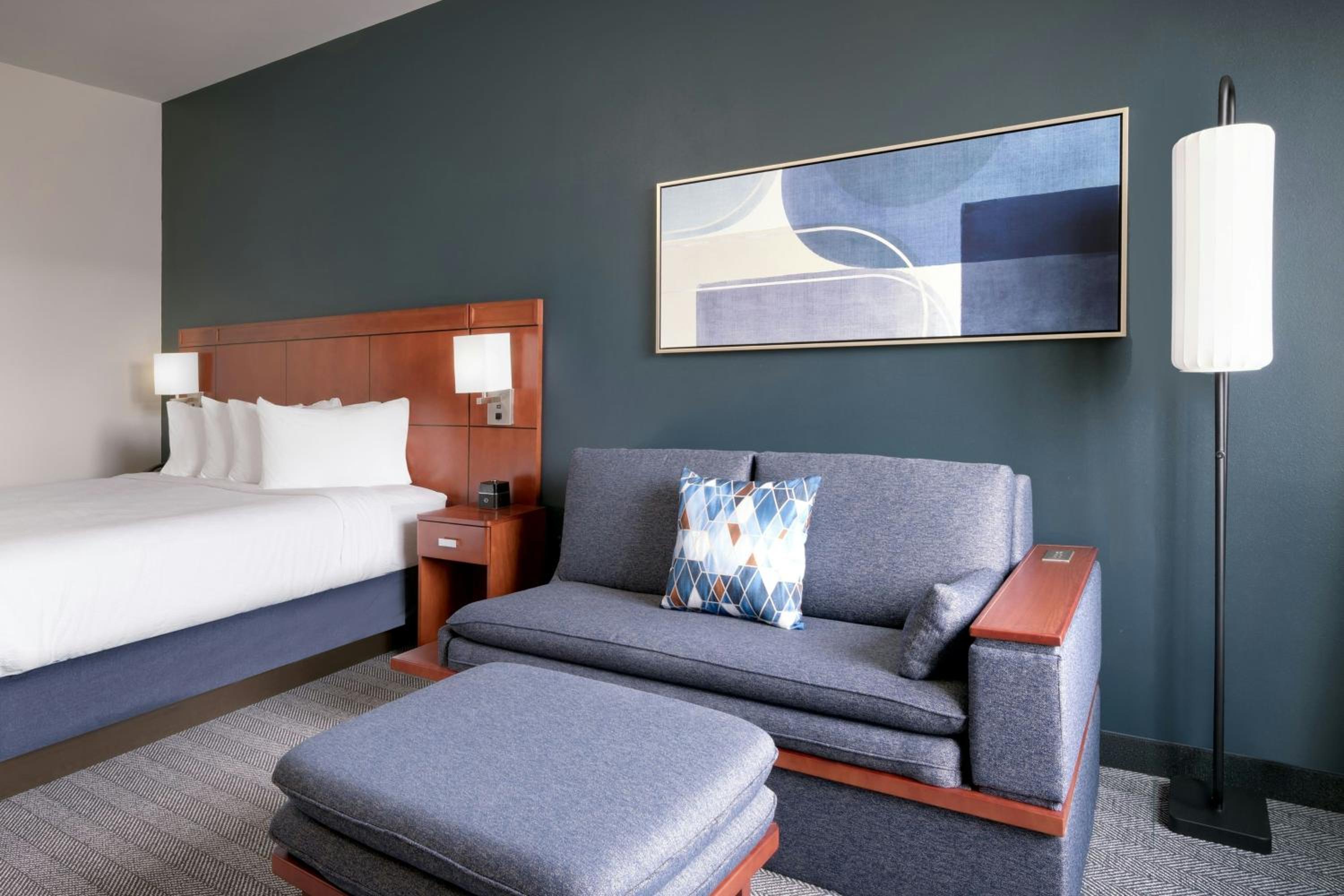 King Room with Bathtub - Mobility Access/Hearing Accessible photo 3