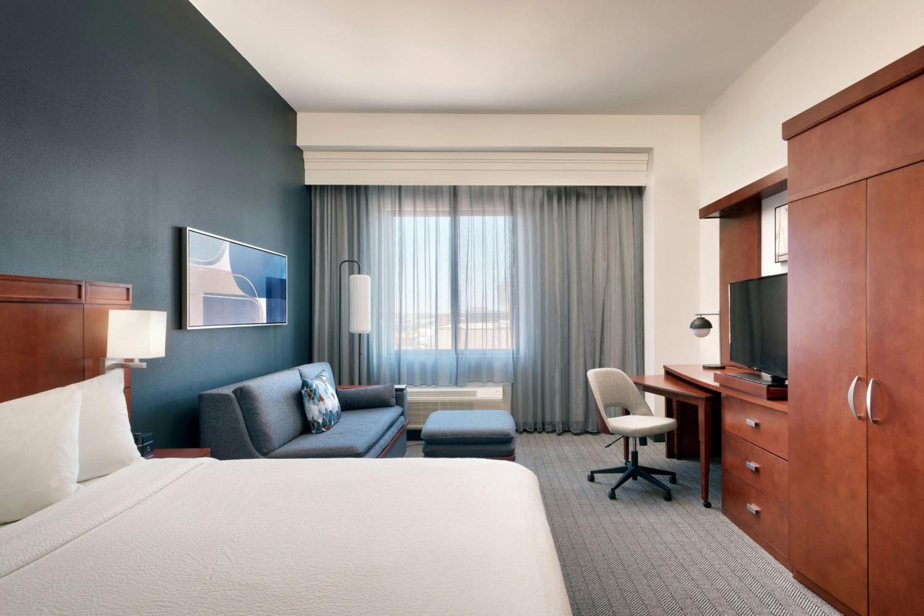 King Room with Bathtub - Mobility Access/Hearing Accessible photo 1