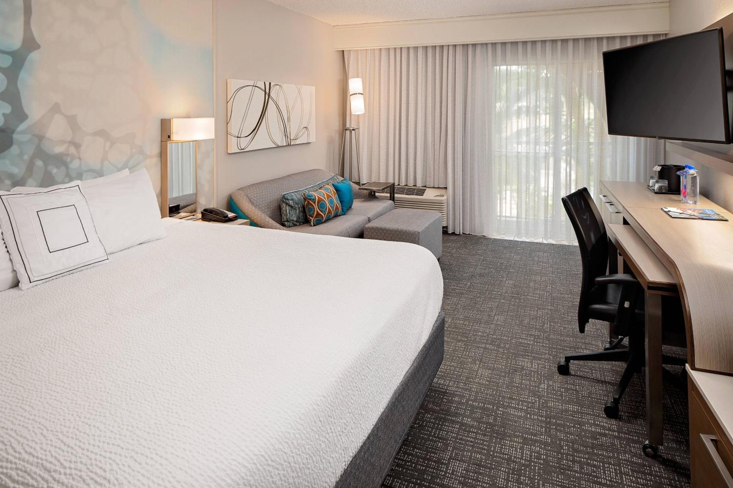King Room with Balcony and Sofa Bed - Photo 1