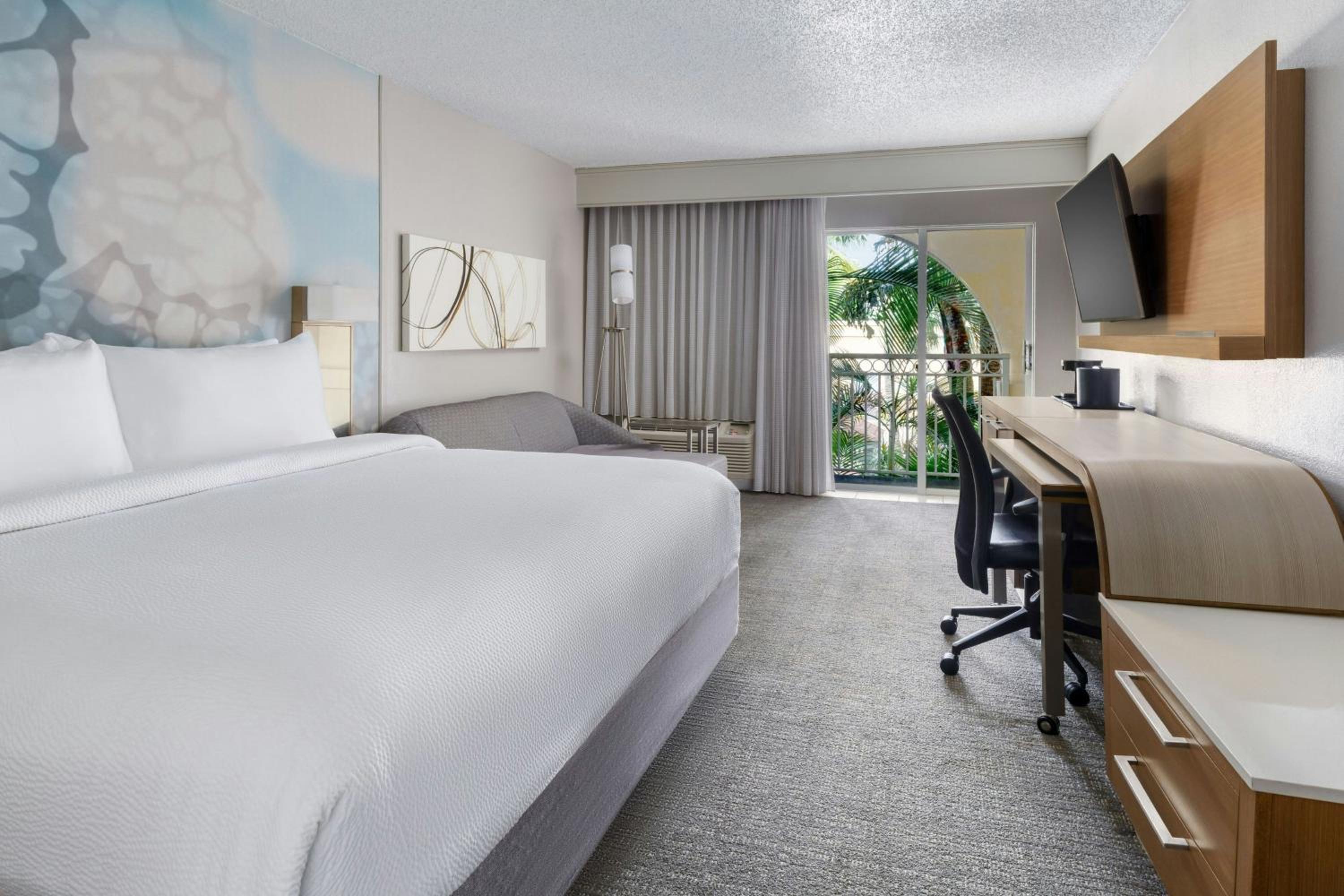 King Room with Poolside Access, Sofa Bed and Shared Patio photo 2