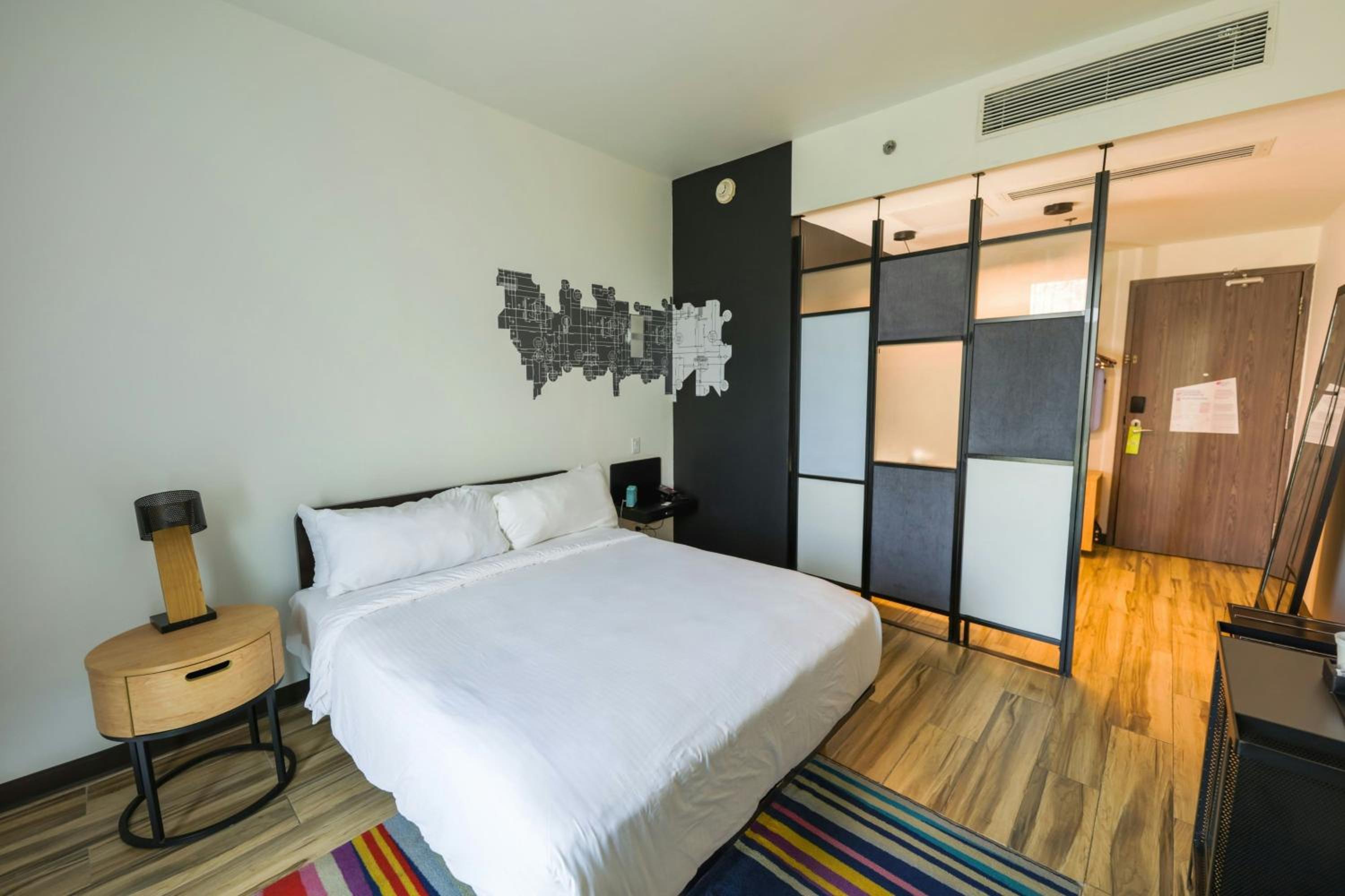 King Room with Balcony - Photo 13