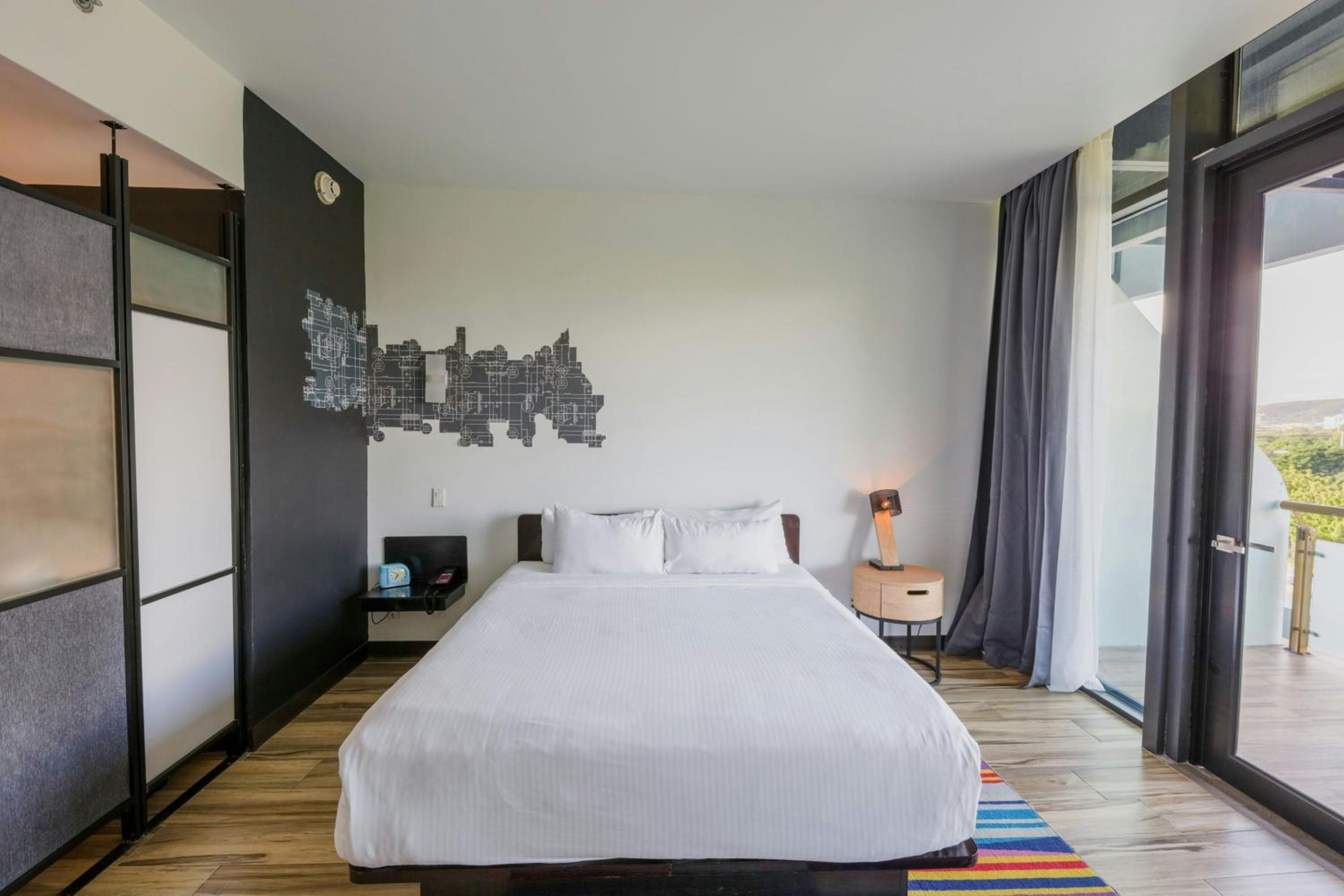 King Room with Balcony - Photo 12
