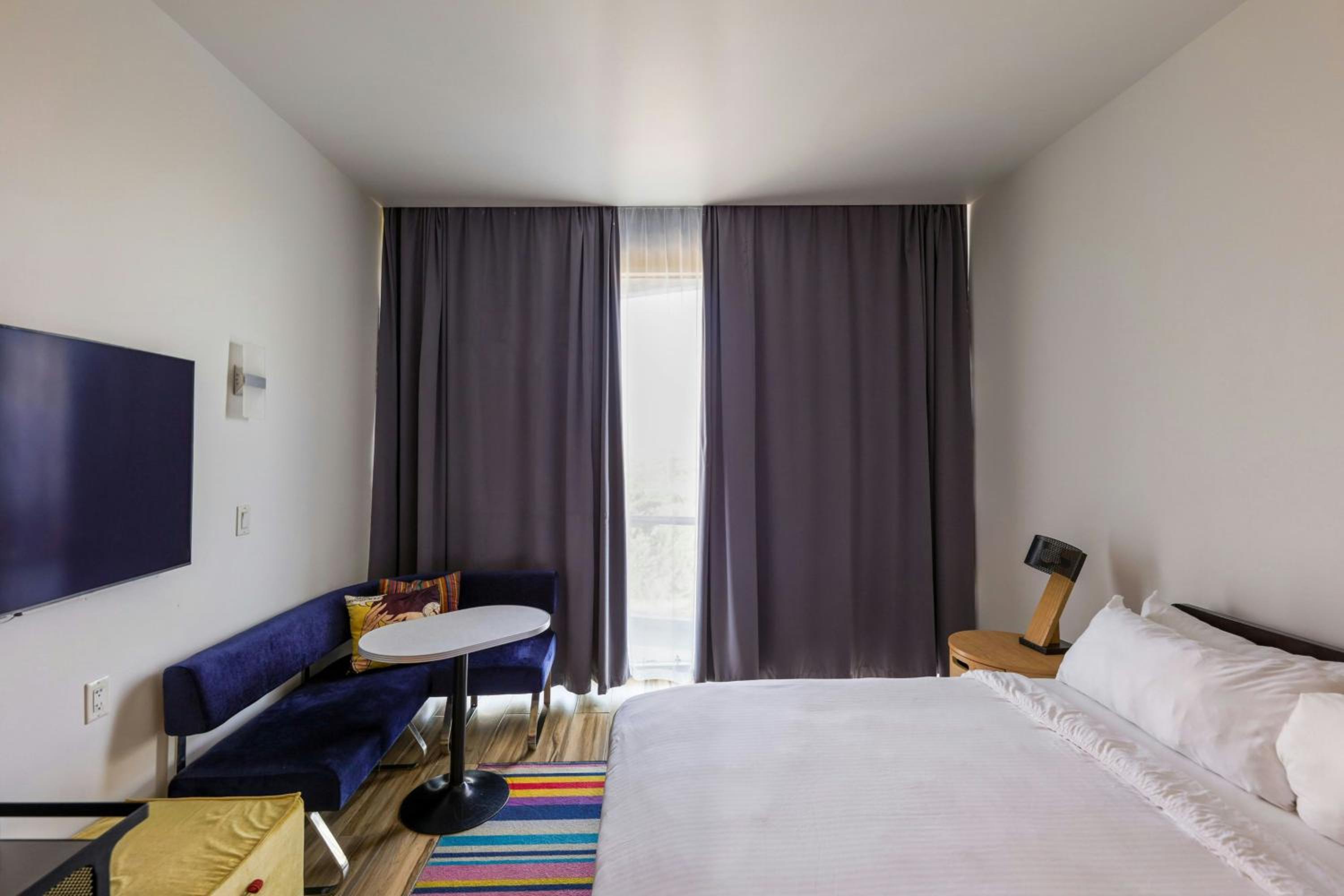 Aloft King Room - Photo 4