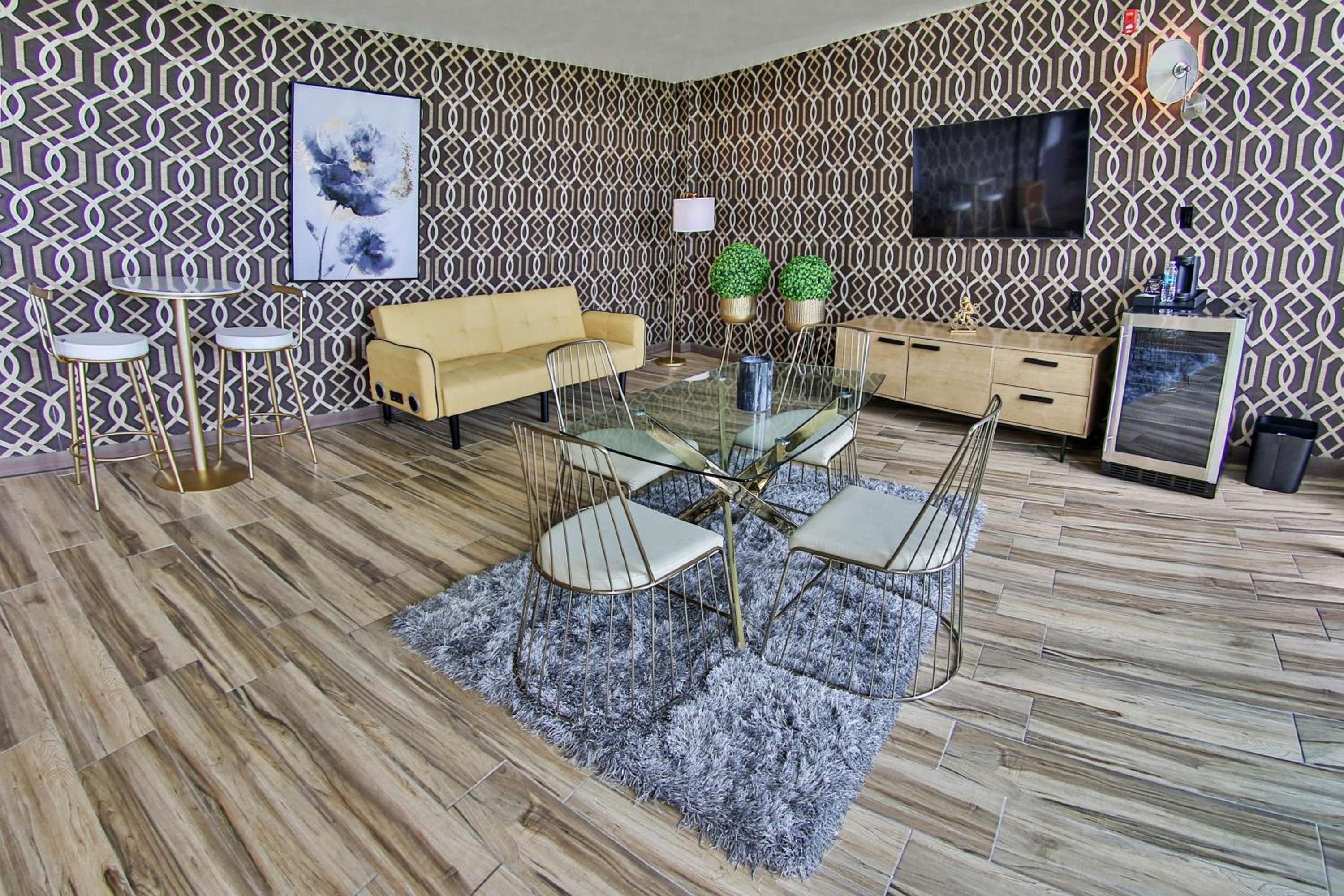 Savvy suite with balcony - Photo 1