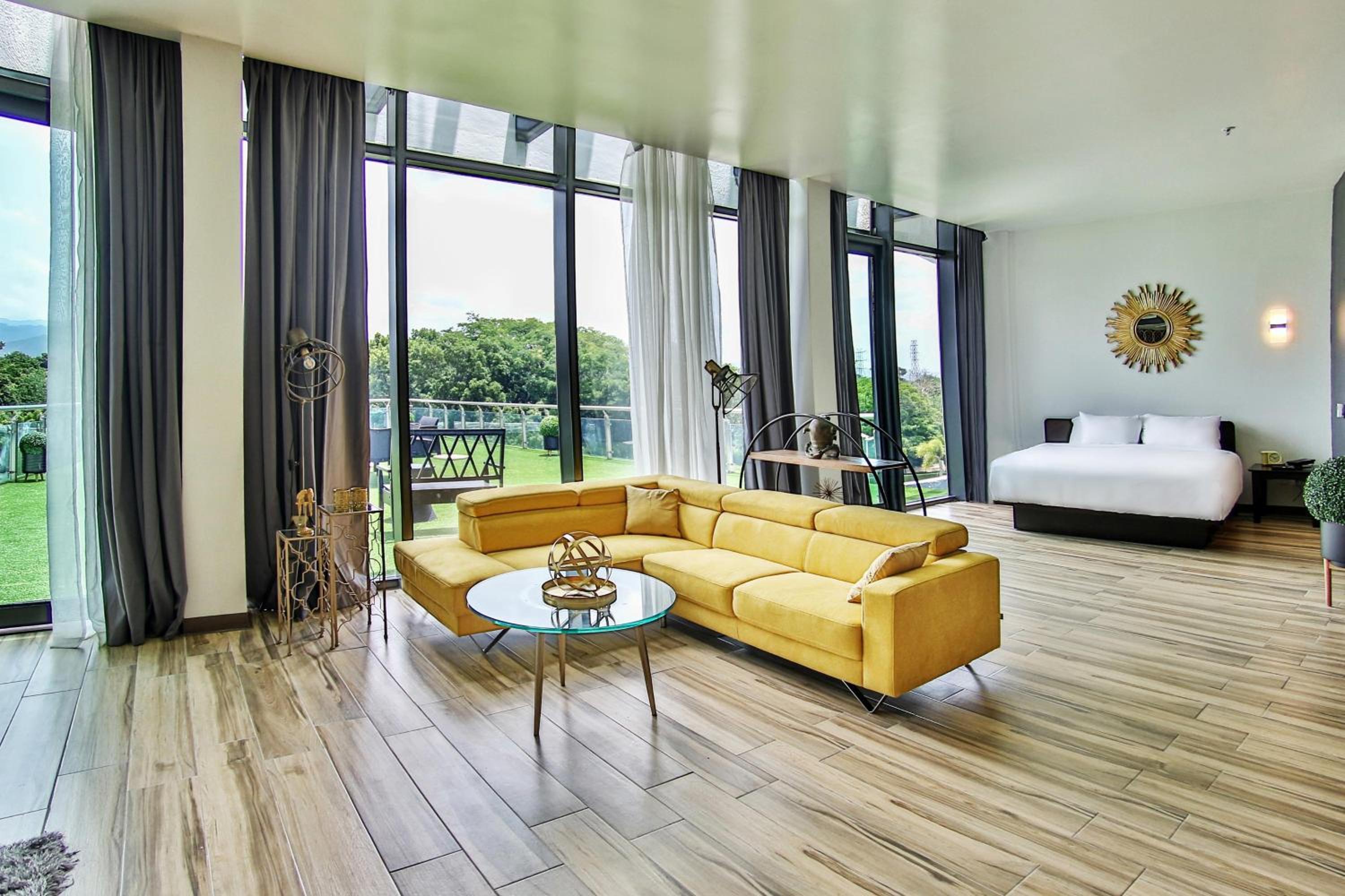 Savvy suite with balcony - Photo 4