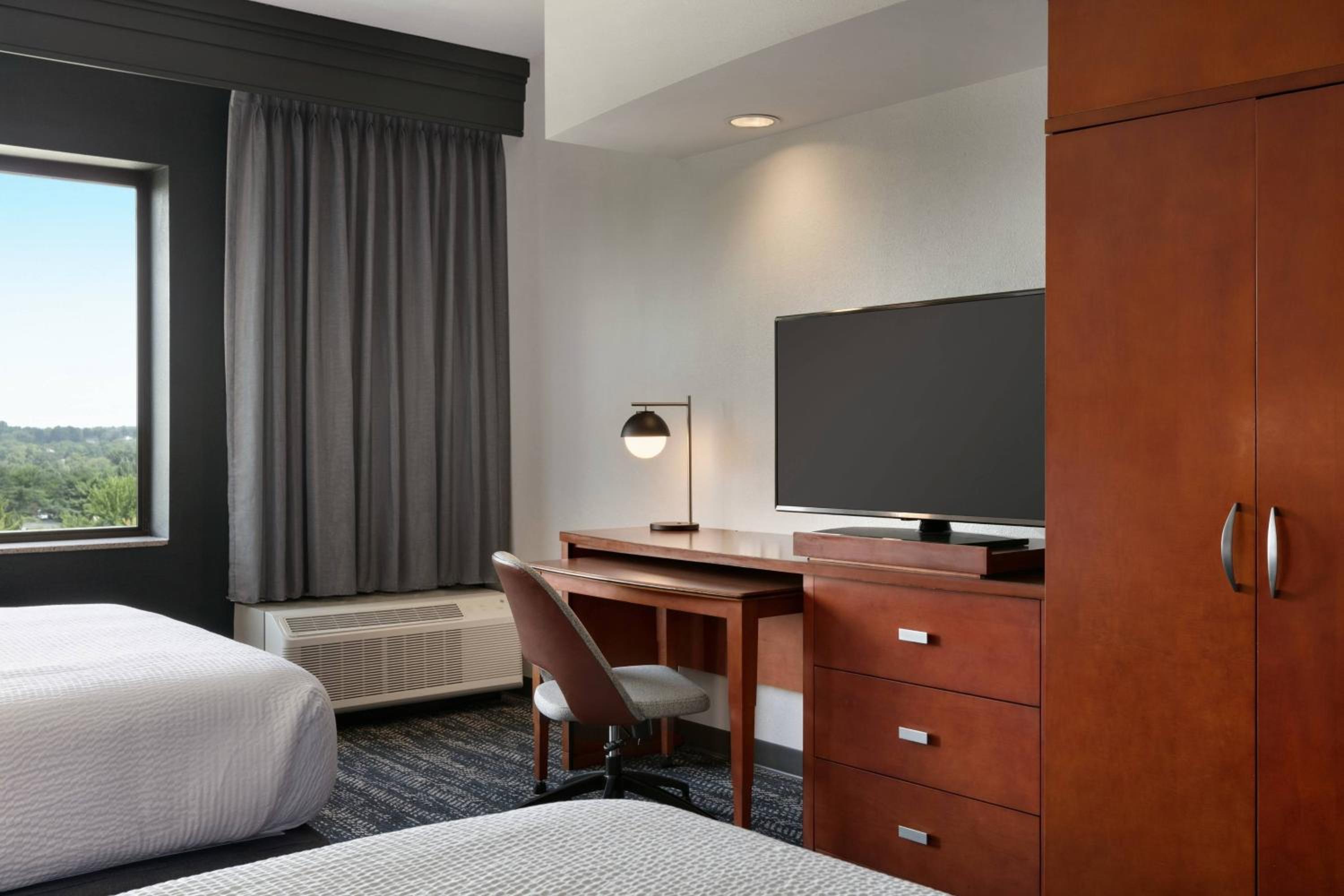 Queen Room with Two Queen Beds - Photo 2