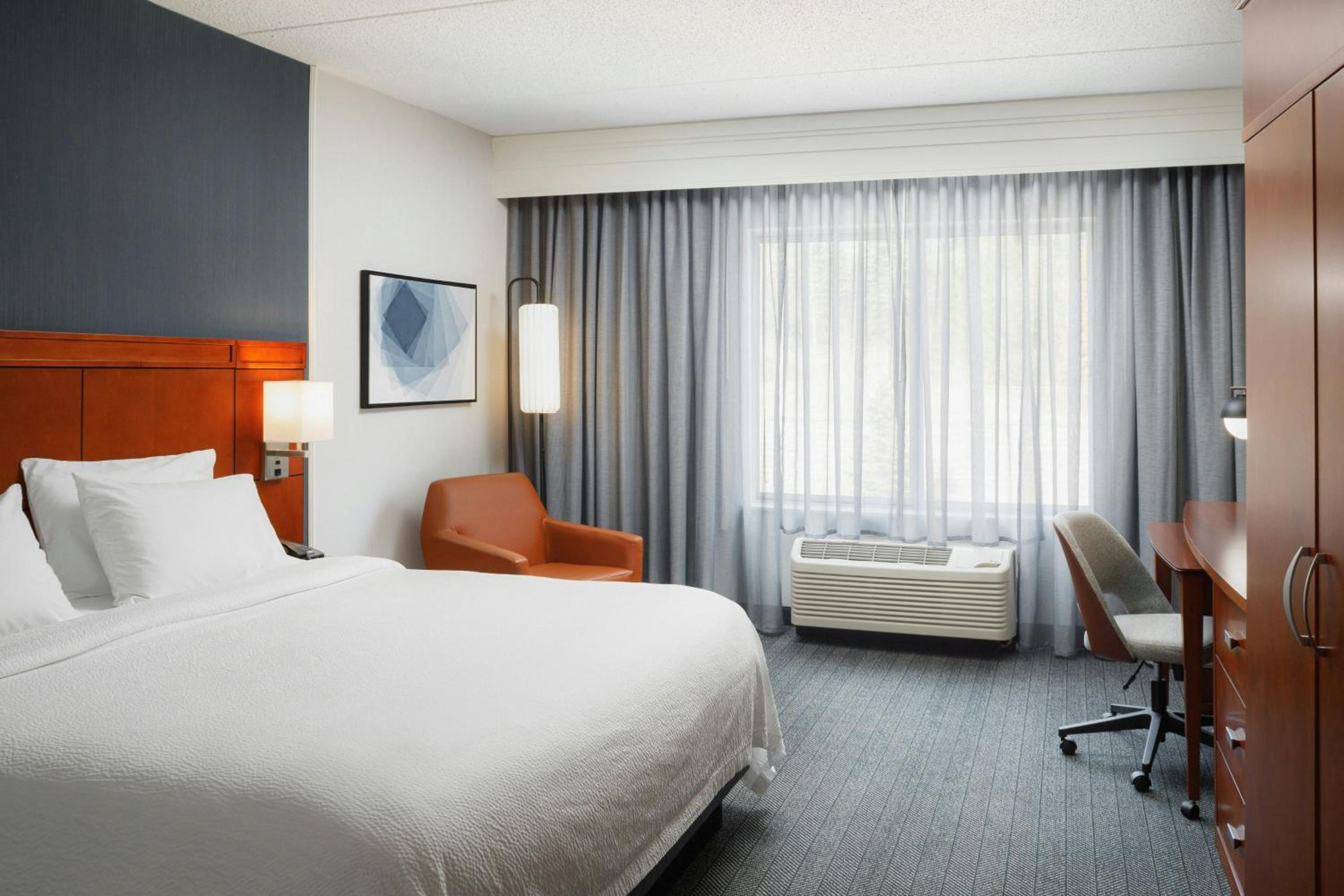 King Room with Bathtub - Mobility Access/Hearing Accessible - Photo 1