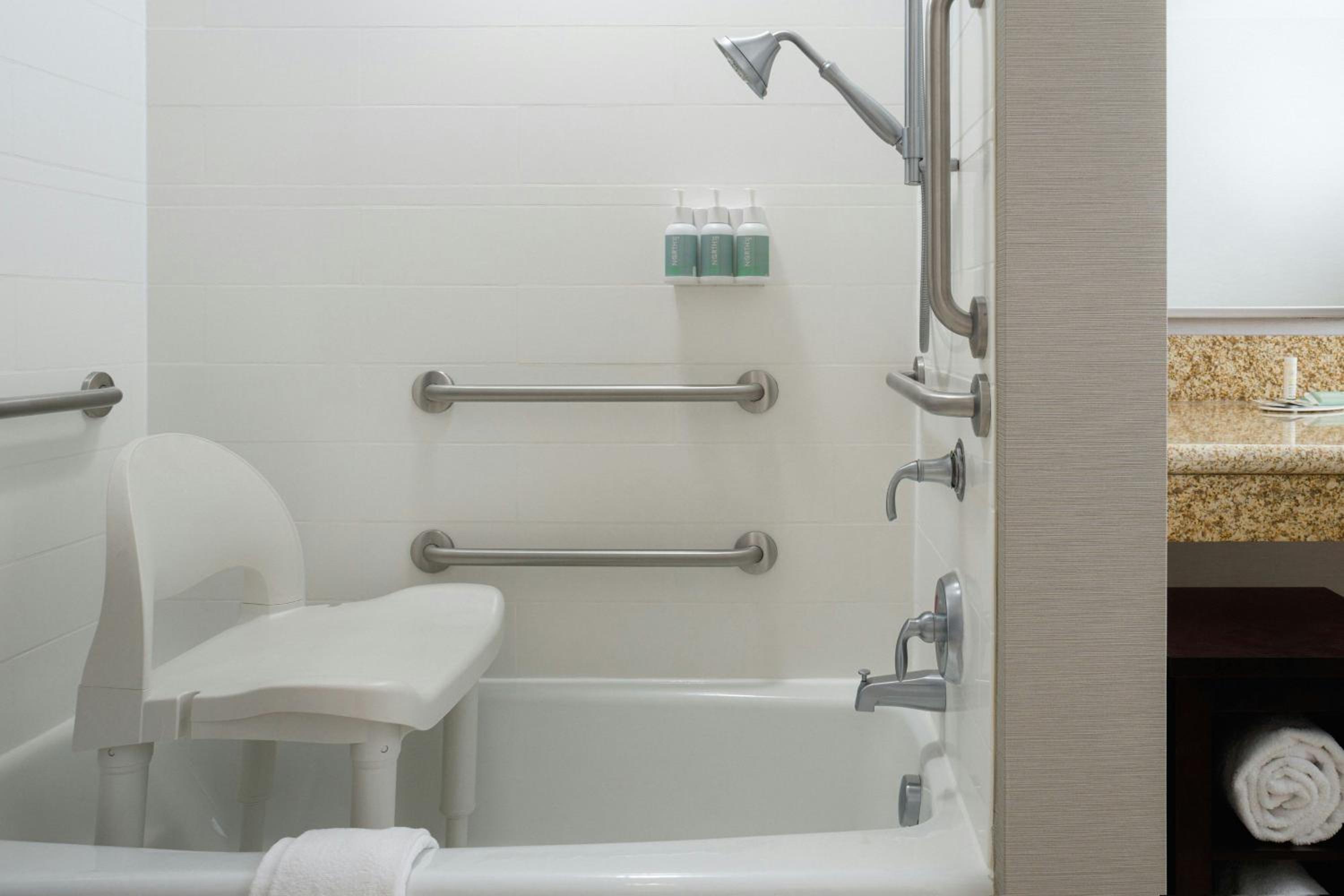 King Room with Bathtub - Mobility Access/Hearing Accessible - Photo 5