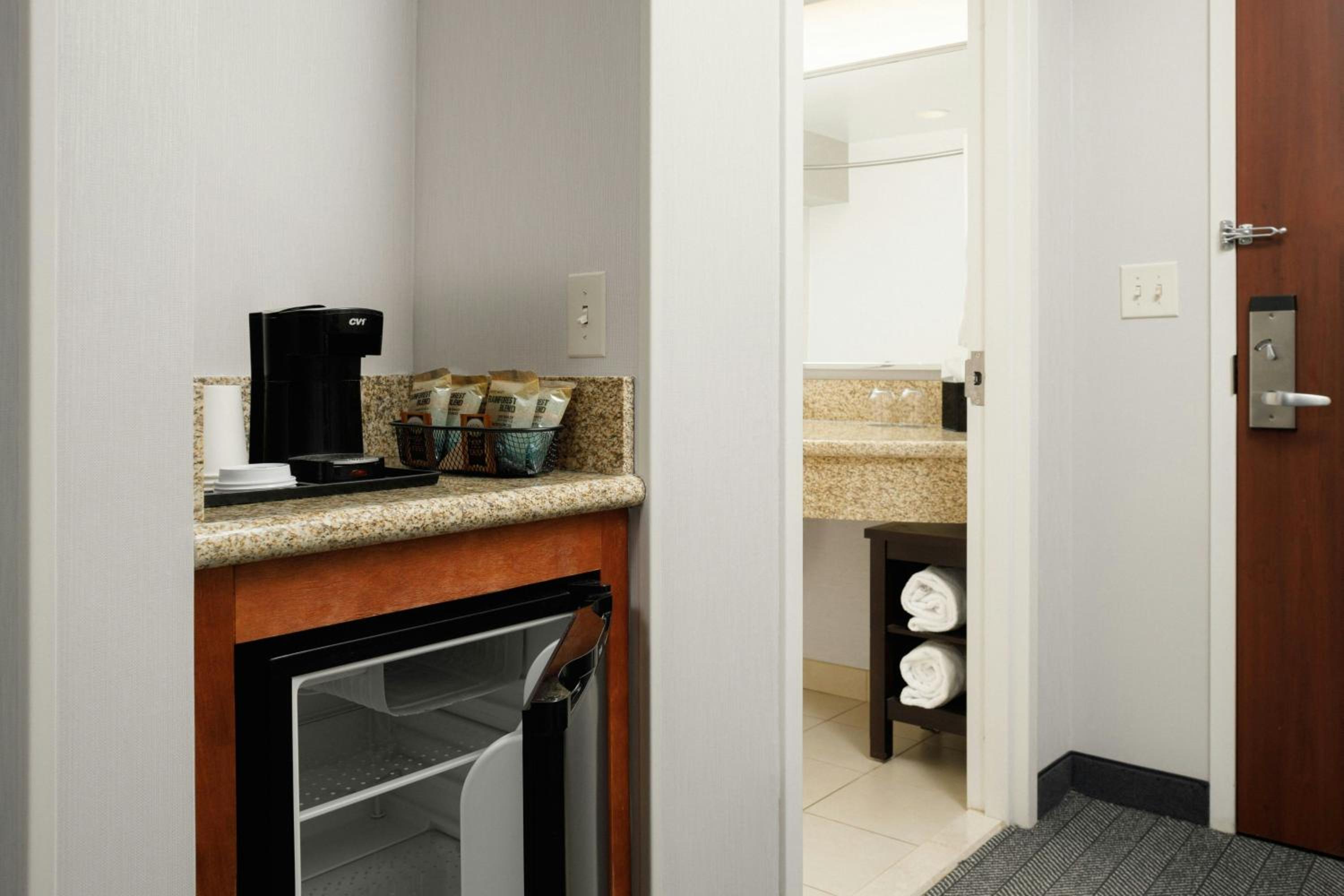 King Room with Bathtub - Mobility Access/Hearing Accessible - Photo 3