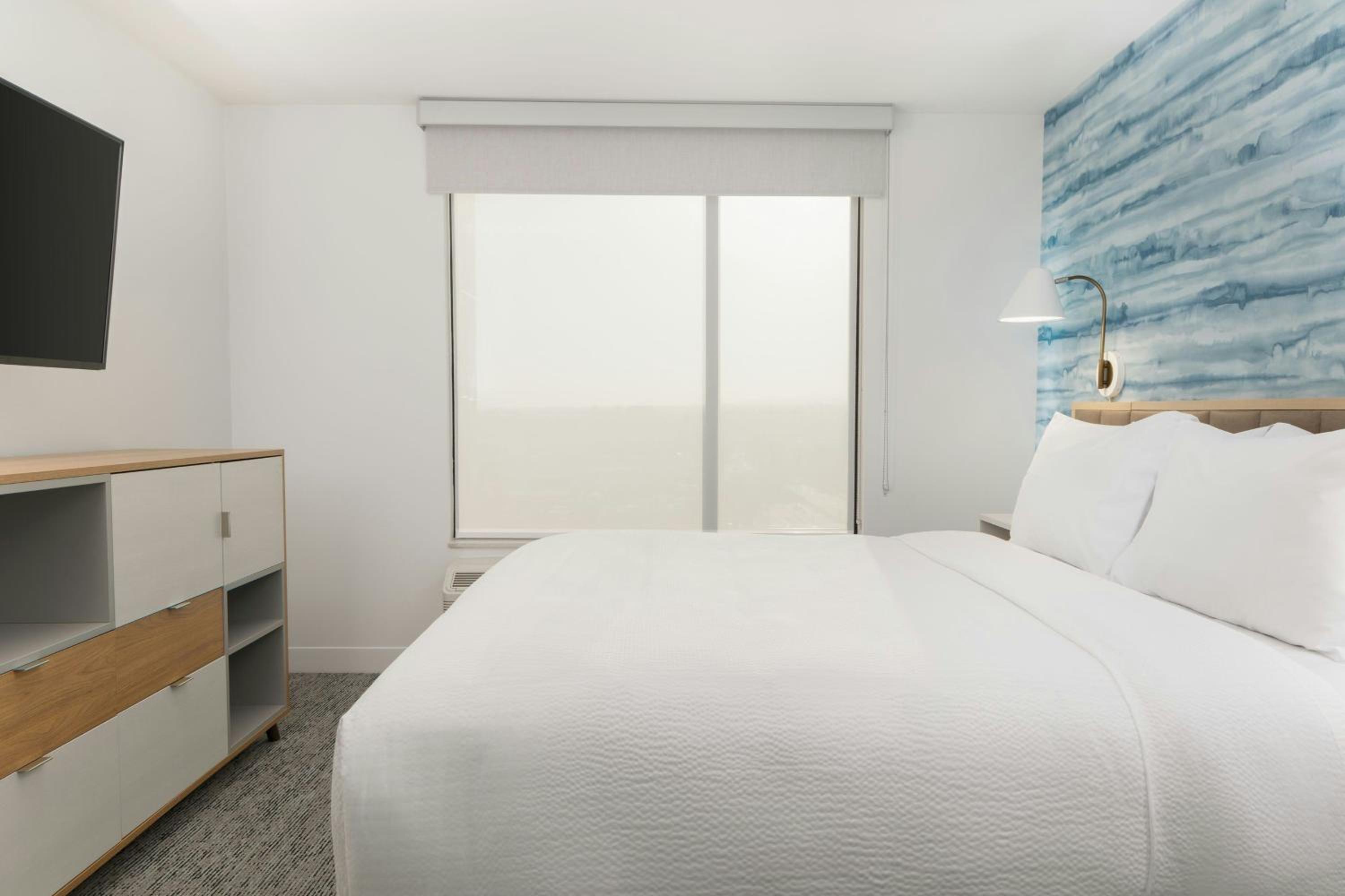 One-Bedroom Corner King Suite with Sofa Bed - Hearing Accessible photo 2