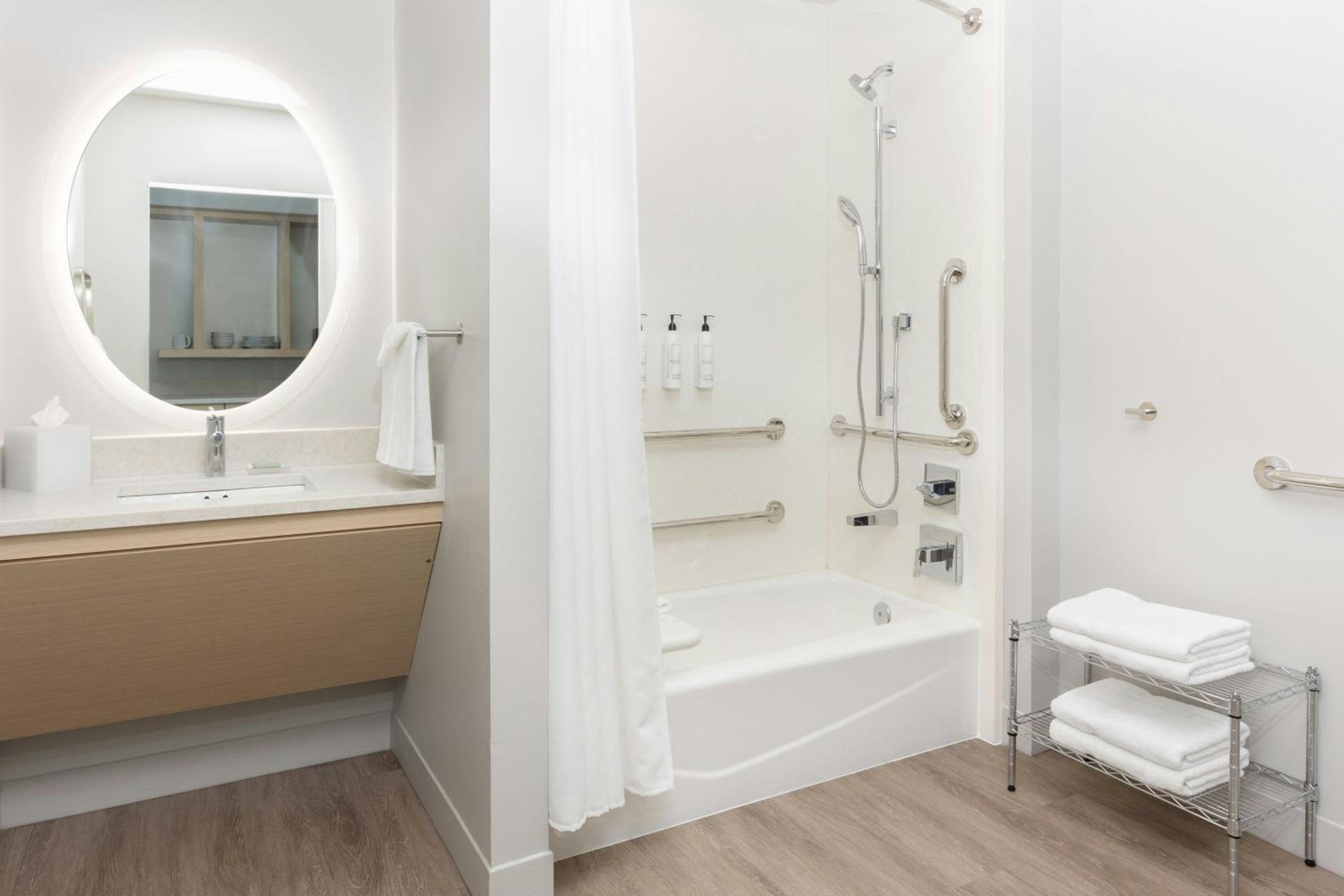 King Studio with Sofa Bed - Hearing Accessible - Photo 9