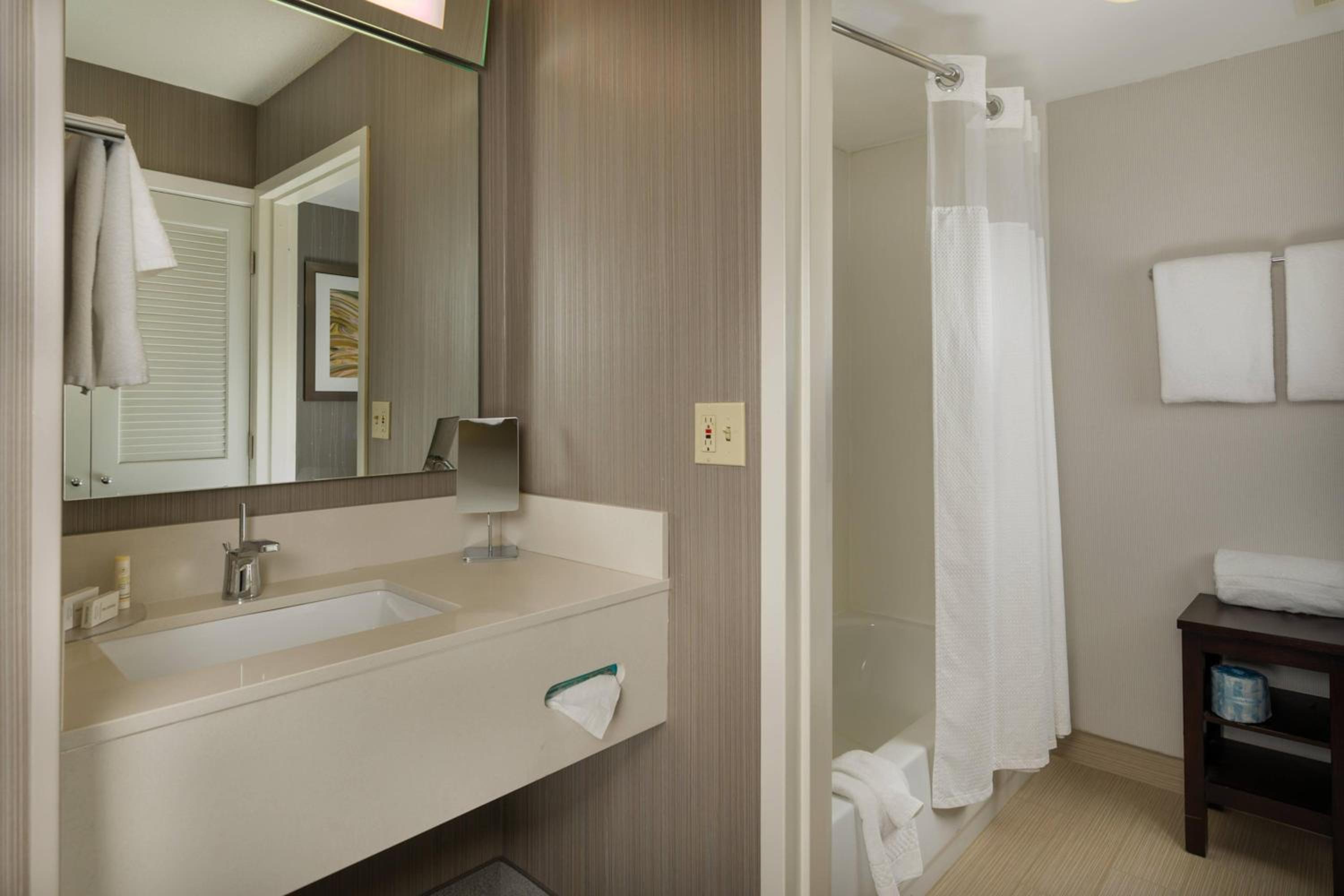 Double Room with Two Double Beds and Adapted Tub - Mobility Accessible - Photo 3