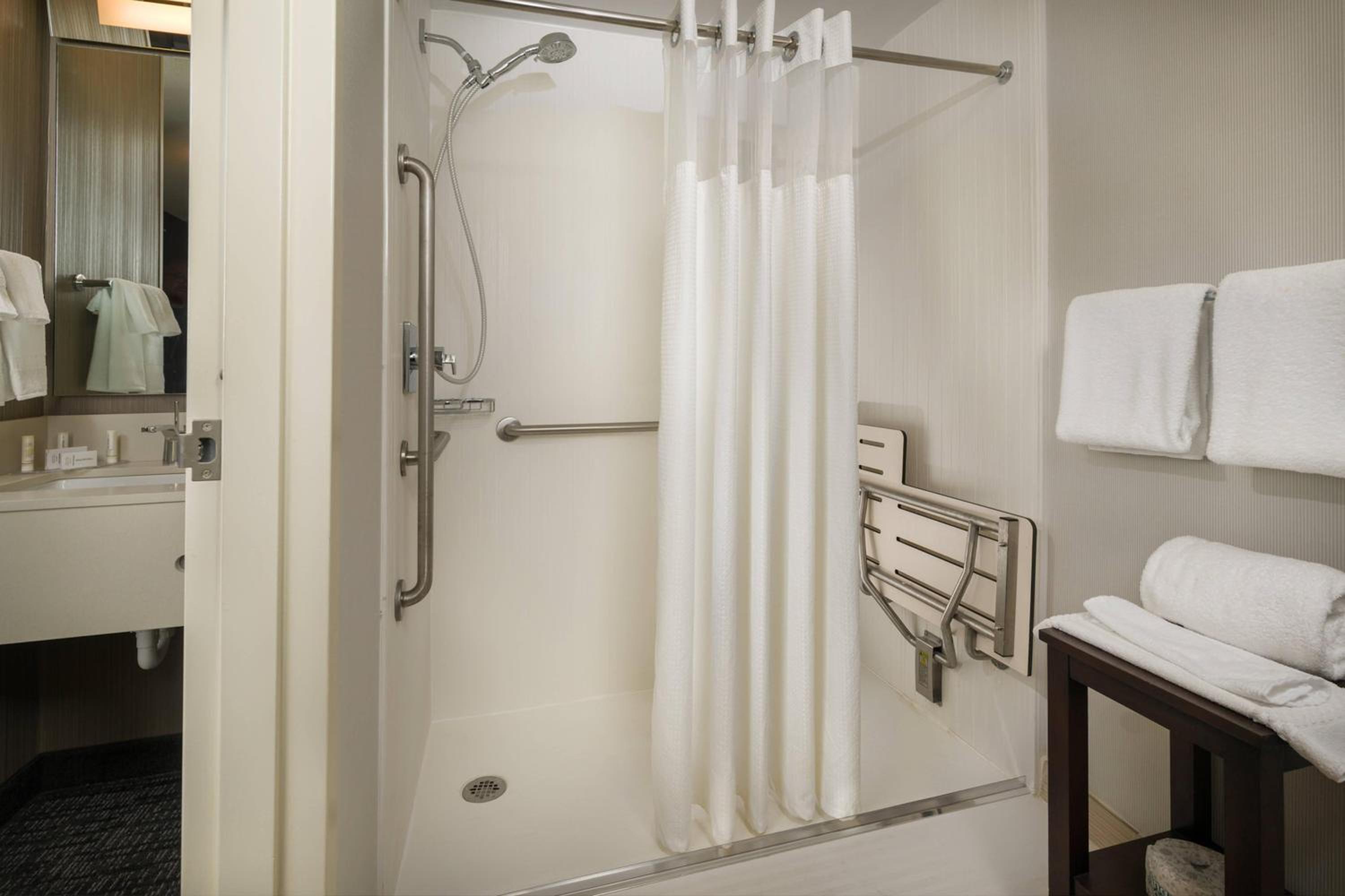 Double Room with Two Double Beds and Adapted Tub - Mobility Accessible - Photo 5