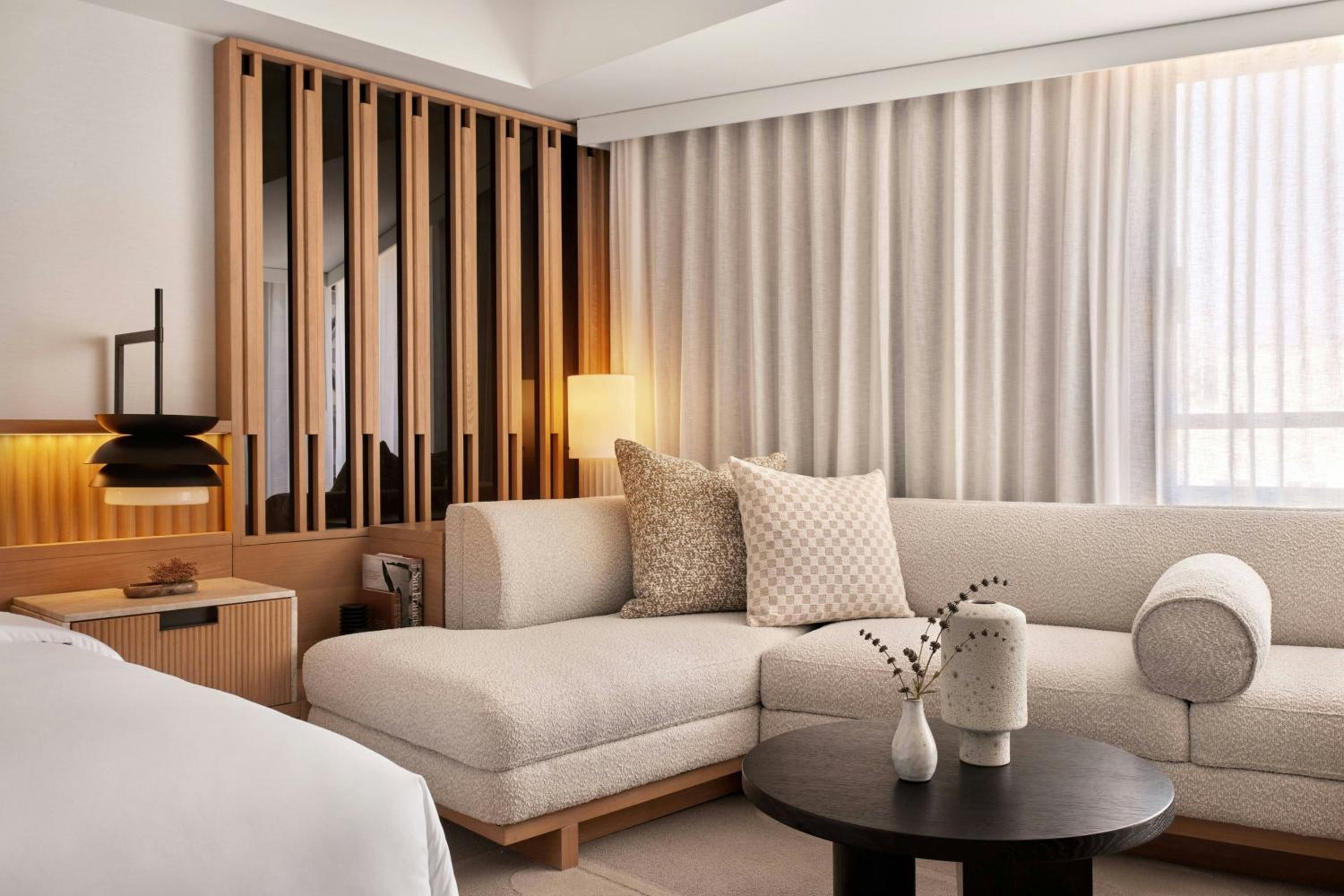 The Jay Signature King, Guest room, 1 King,  City view (Mobility & Hearing Accessible w/ Tub)