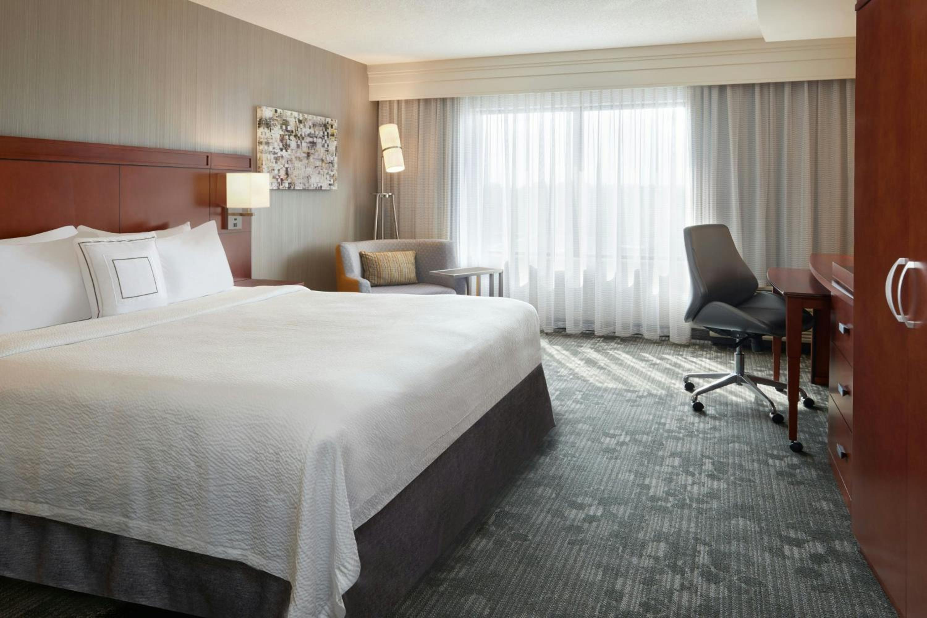 King Room with Bathtub - Mobility Access/Hearing Accessible - Photo 1