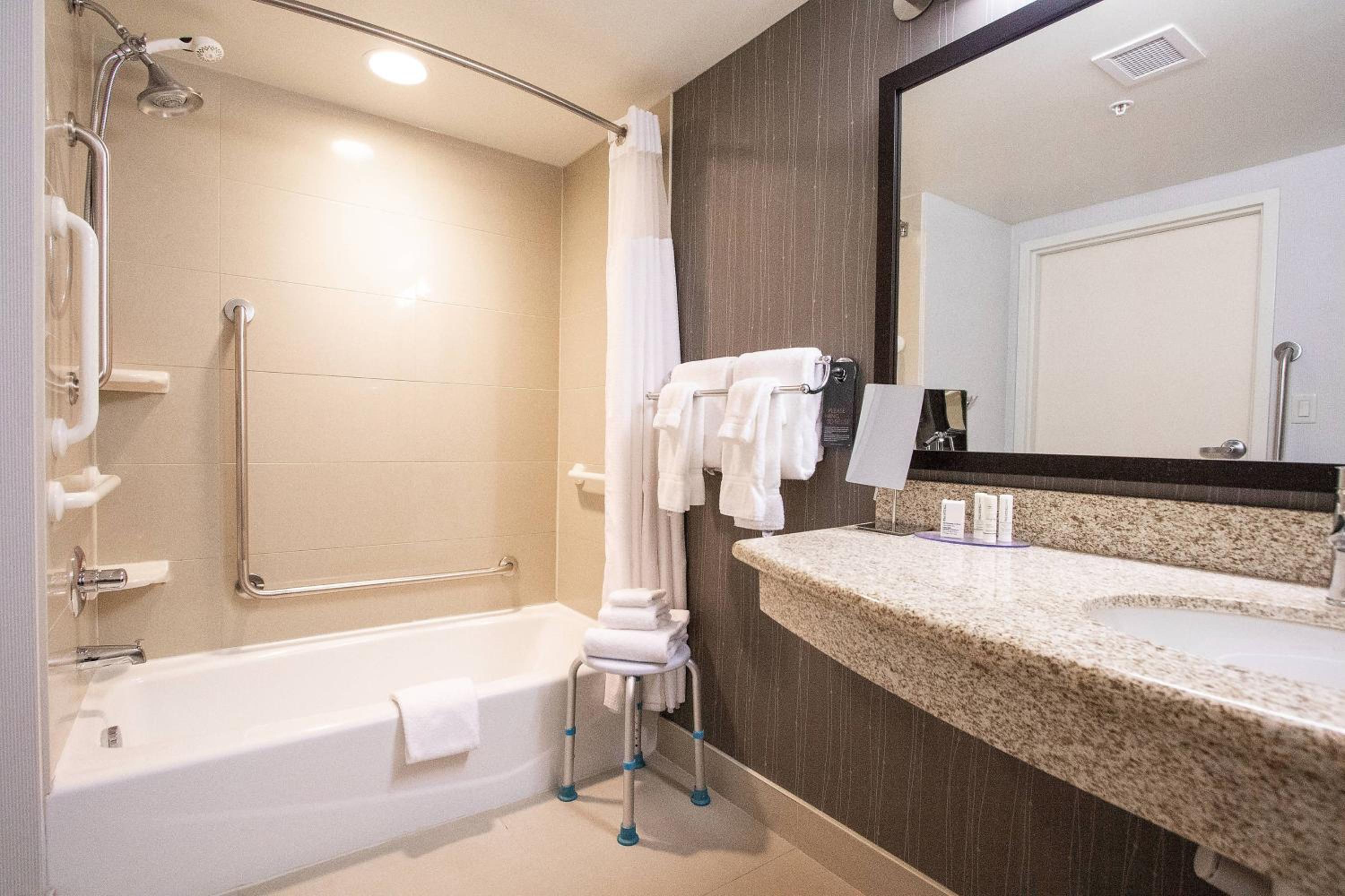 King Room with Bathtub - Mobility Access/Hearing Accessible - Photo 3
