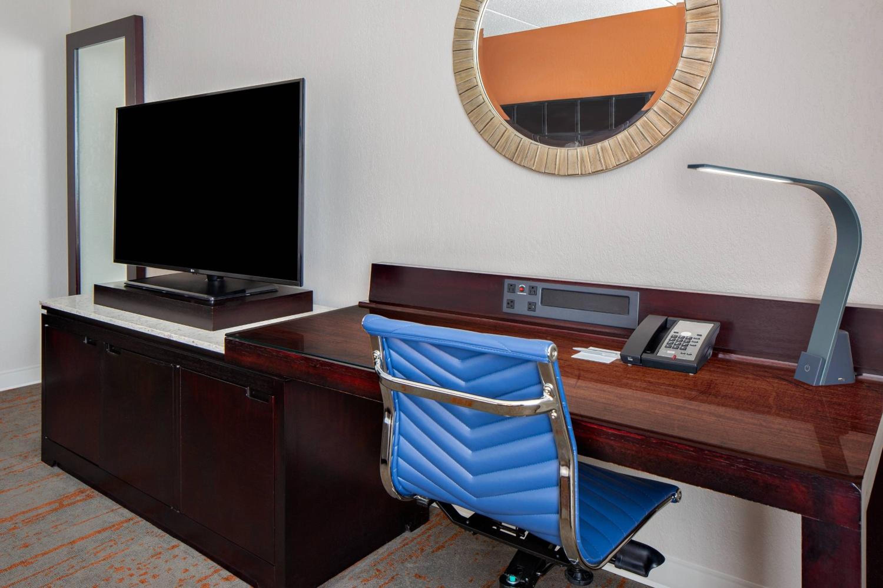 King Room with Adapted Tub - Mobility Accessible - Photo 5
