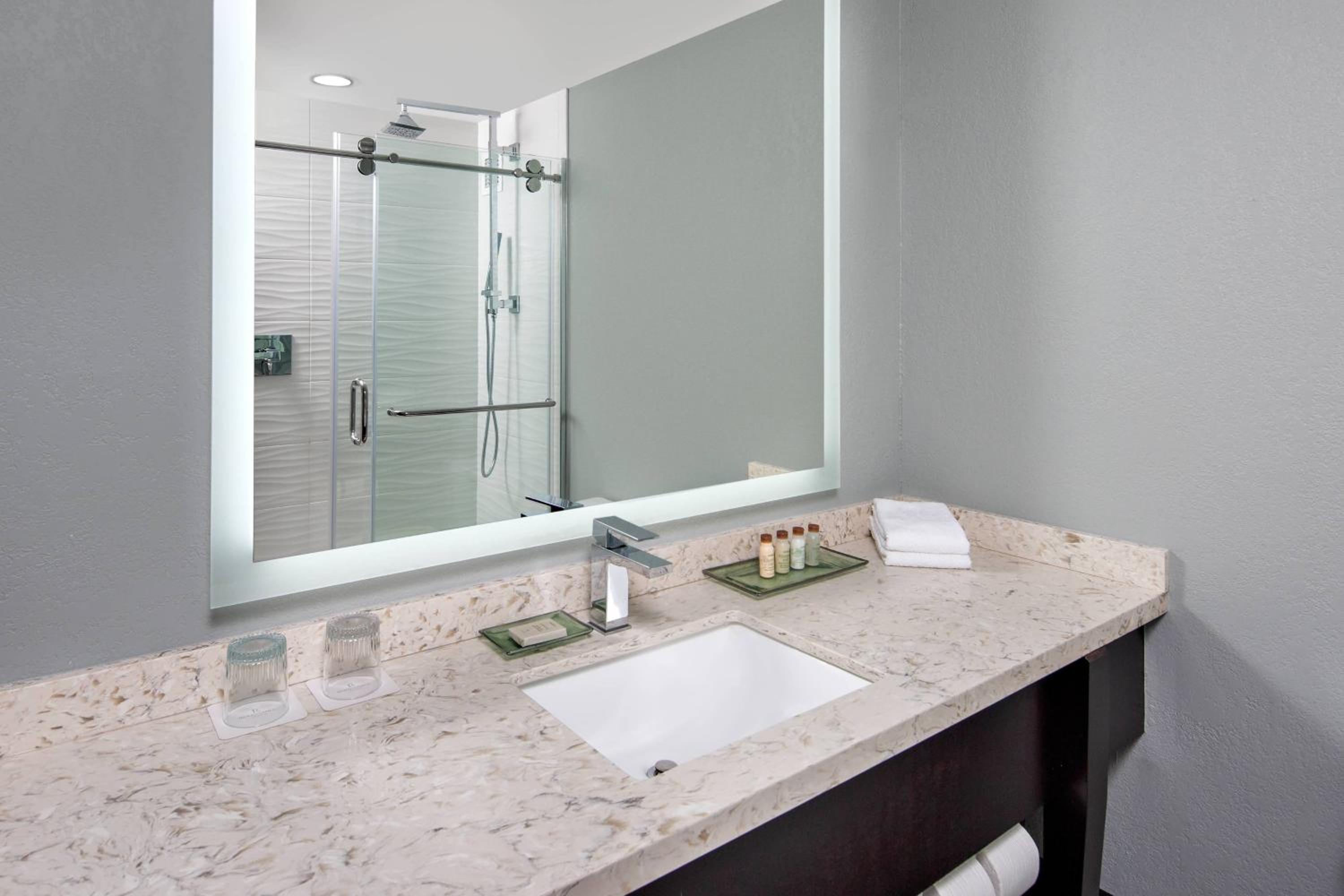 Queen Room with Two Queen Beds - Hearing Accessible - Photo 4