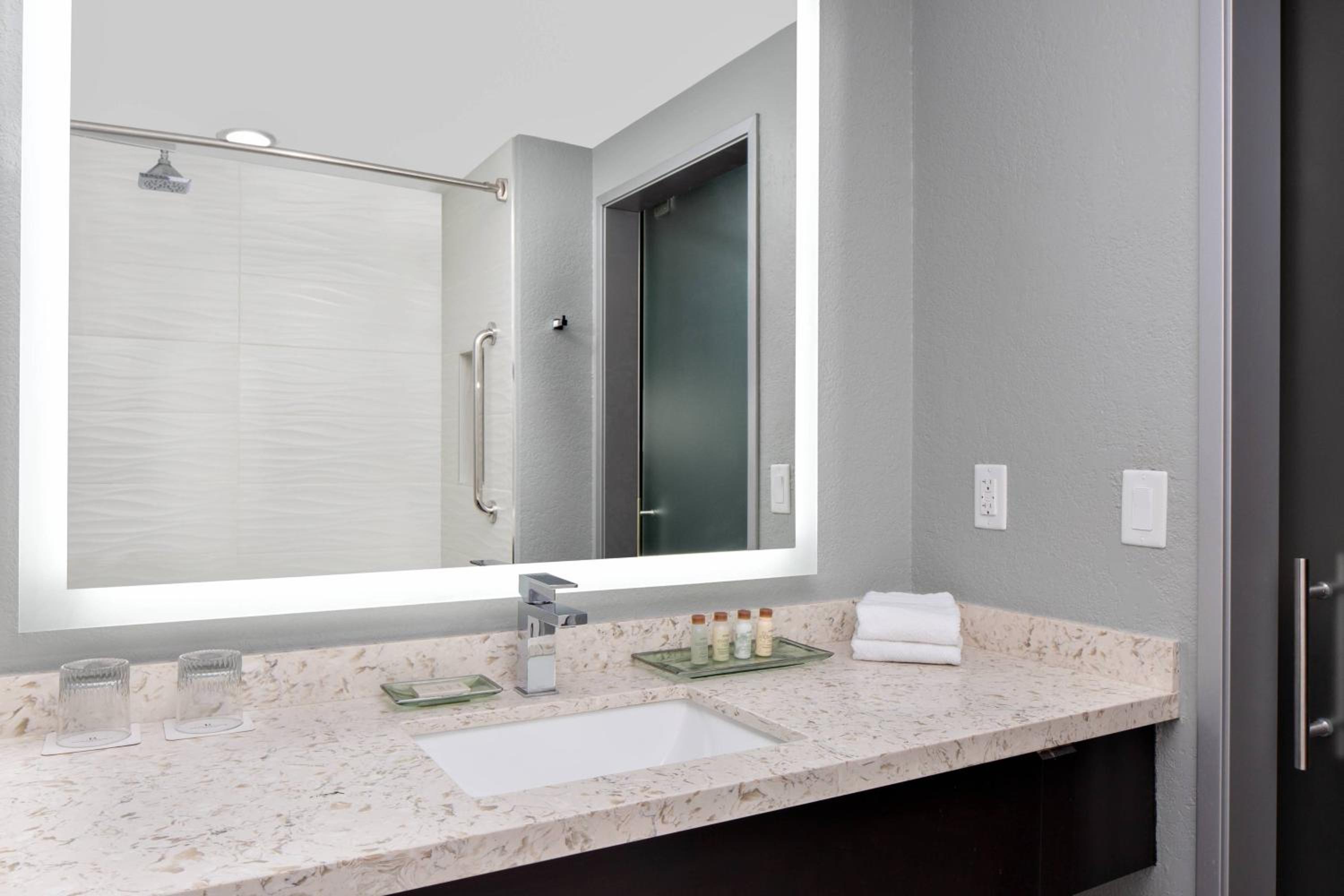 Club lounge access, Guest room, 1 King, High floor (Mobility Accessible w/ Tub) - Photo 7