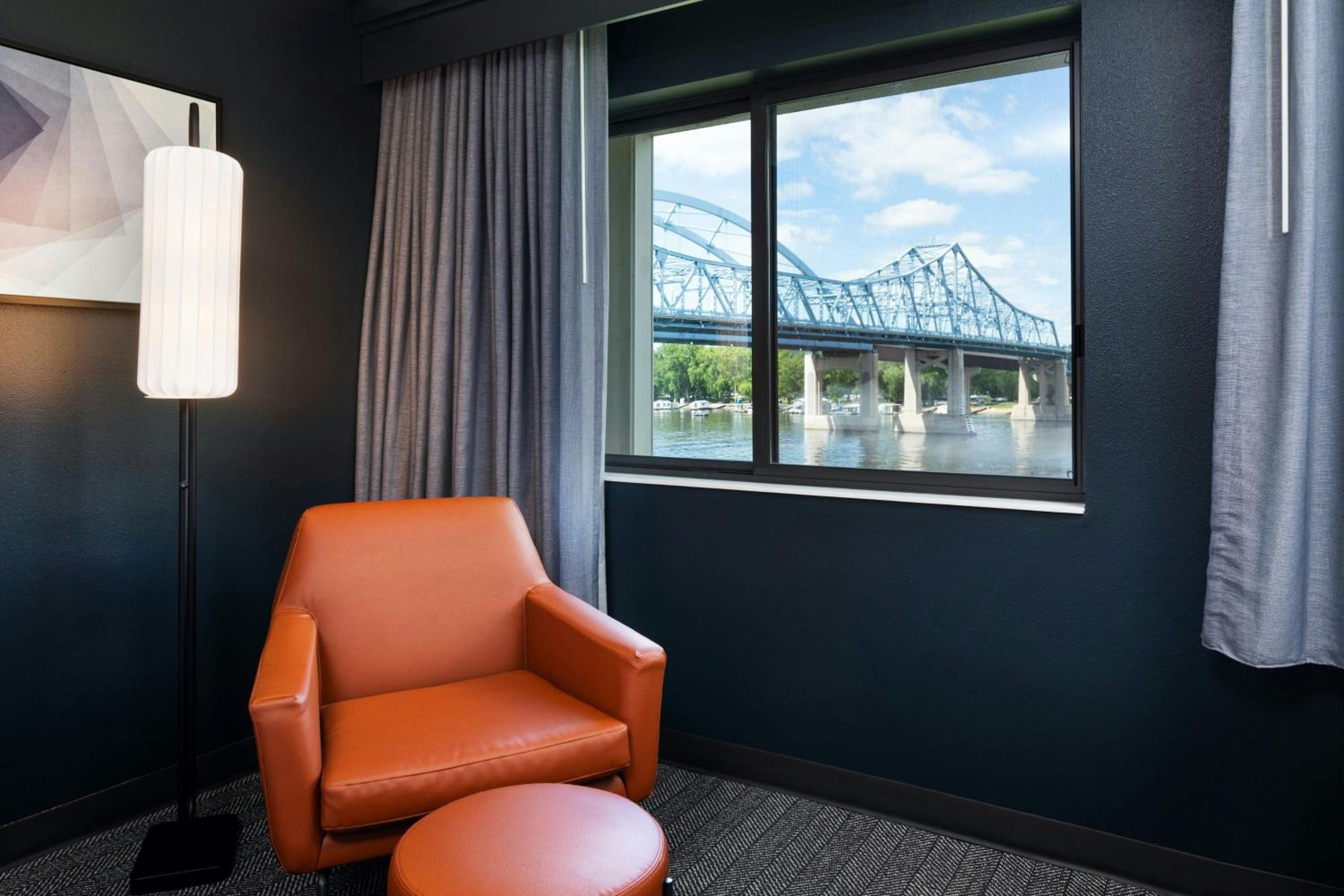 Queen Room with Two Queen Beds and River View photo 2