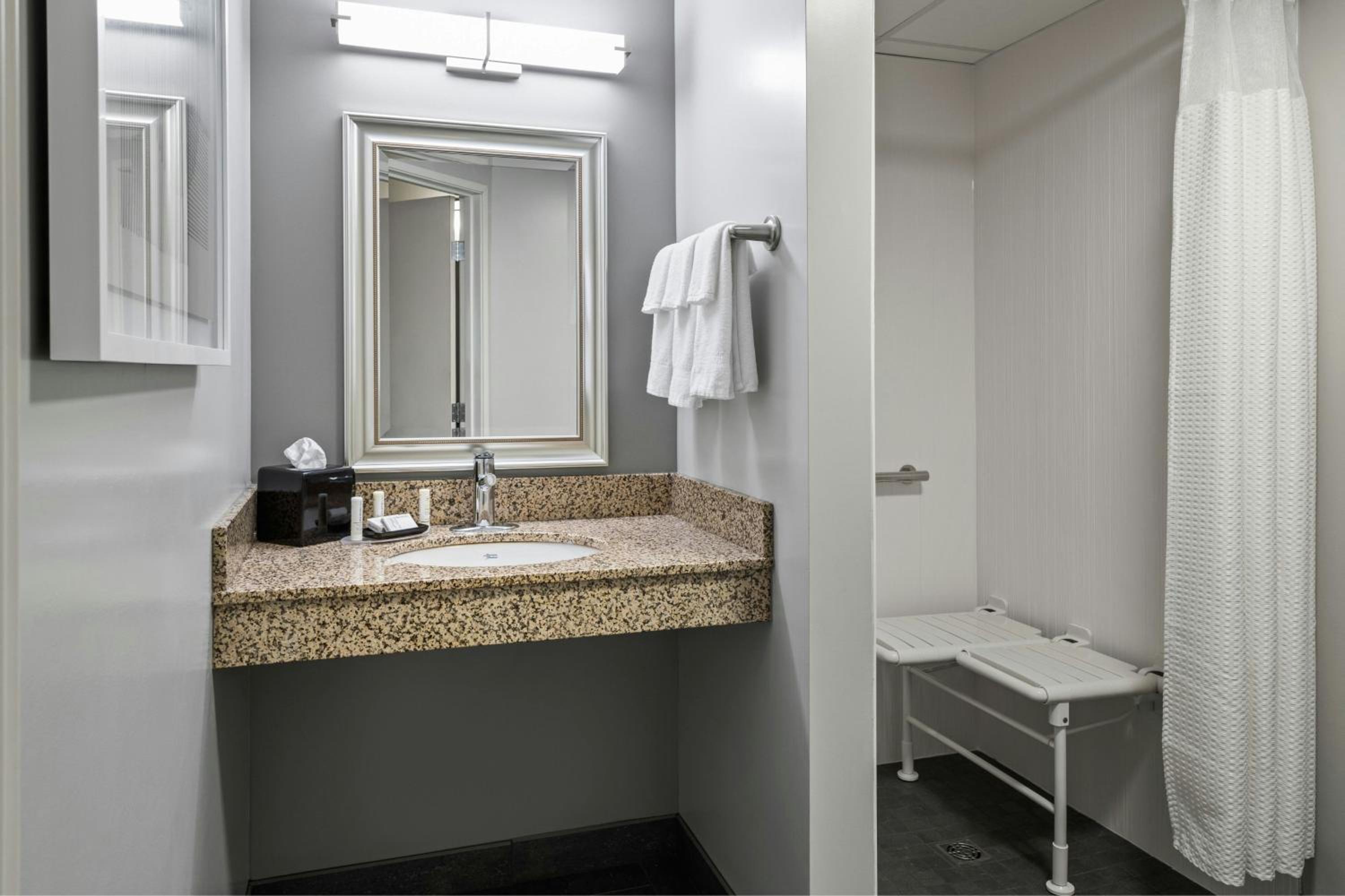 Queen Room with Two Queen Beds - Mobility Access/Bathtub photo 3