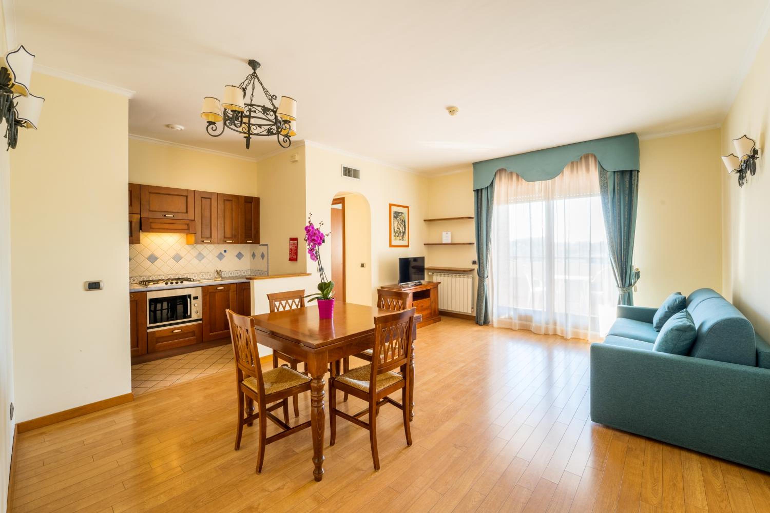 One-Bedroom Apartment - Photo 3