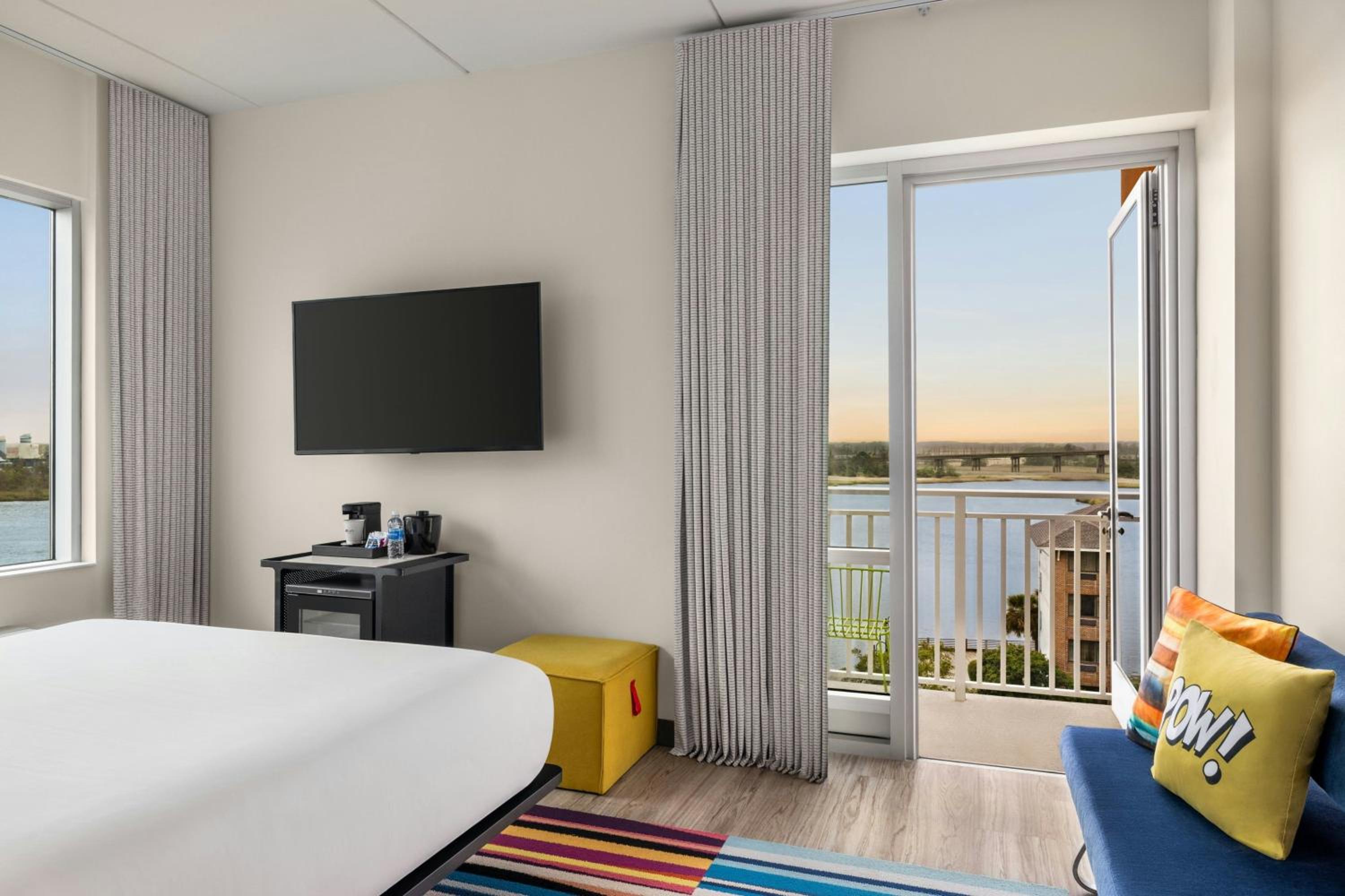 Corner King Room with Balcony - Photo 2