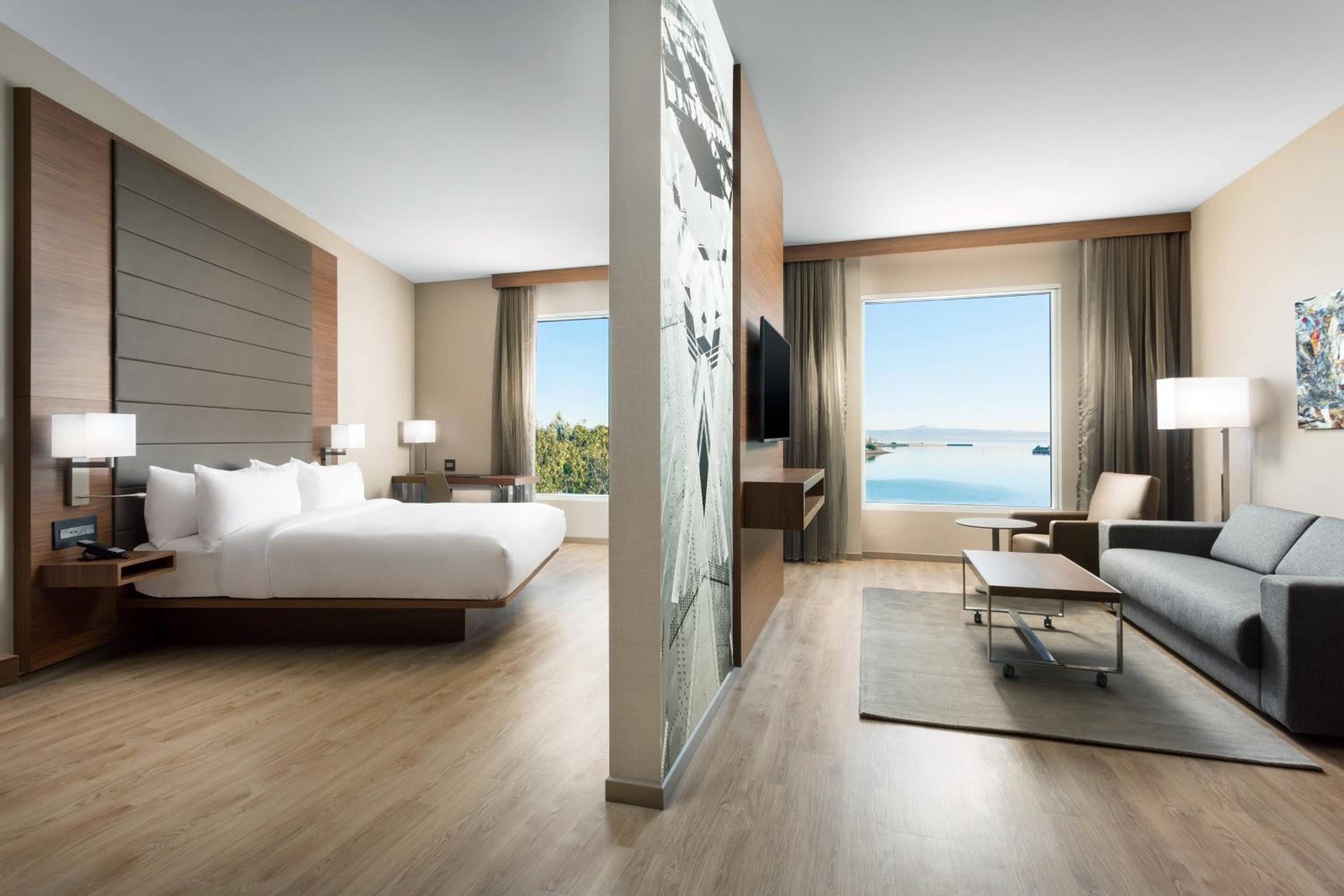 King Suite with Bay View and Sofa Bed - Hearing Accessible