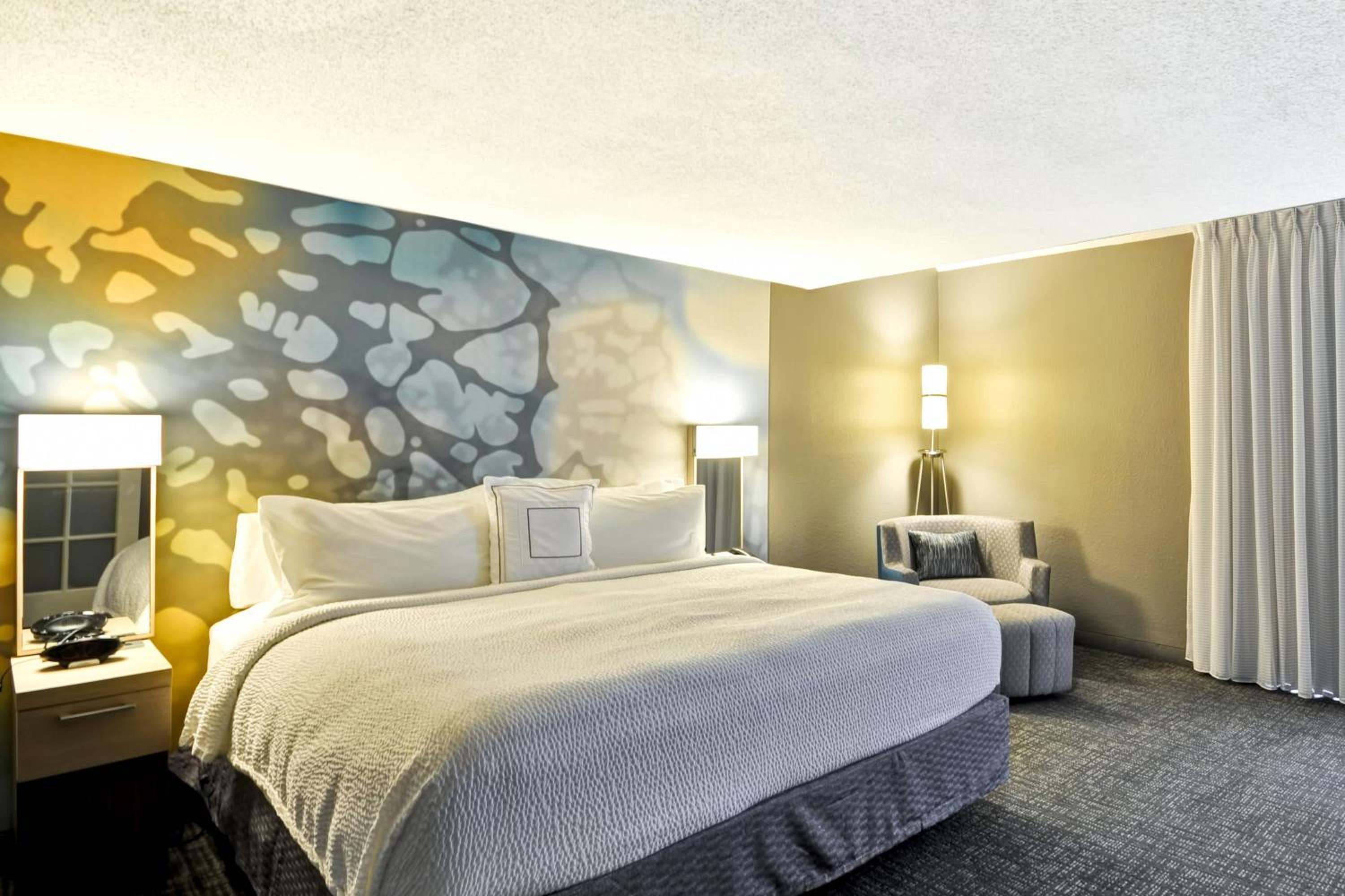 Queen Room with Bathtub - Mobility Access/Hearing Accessible - Photo 1