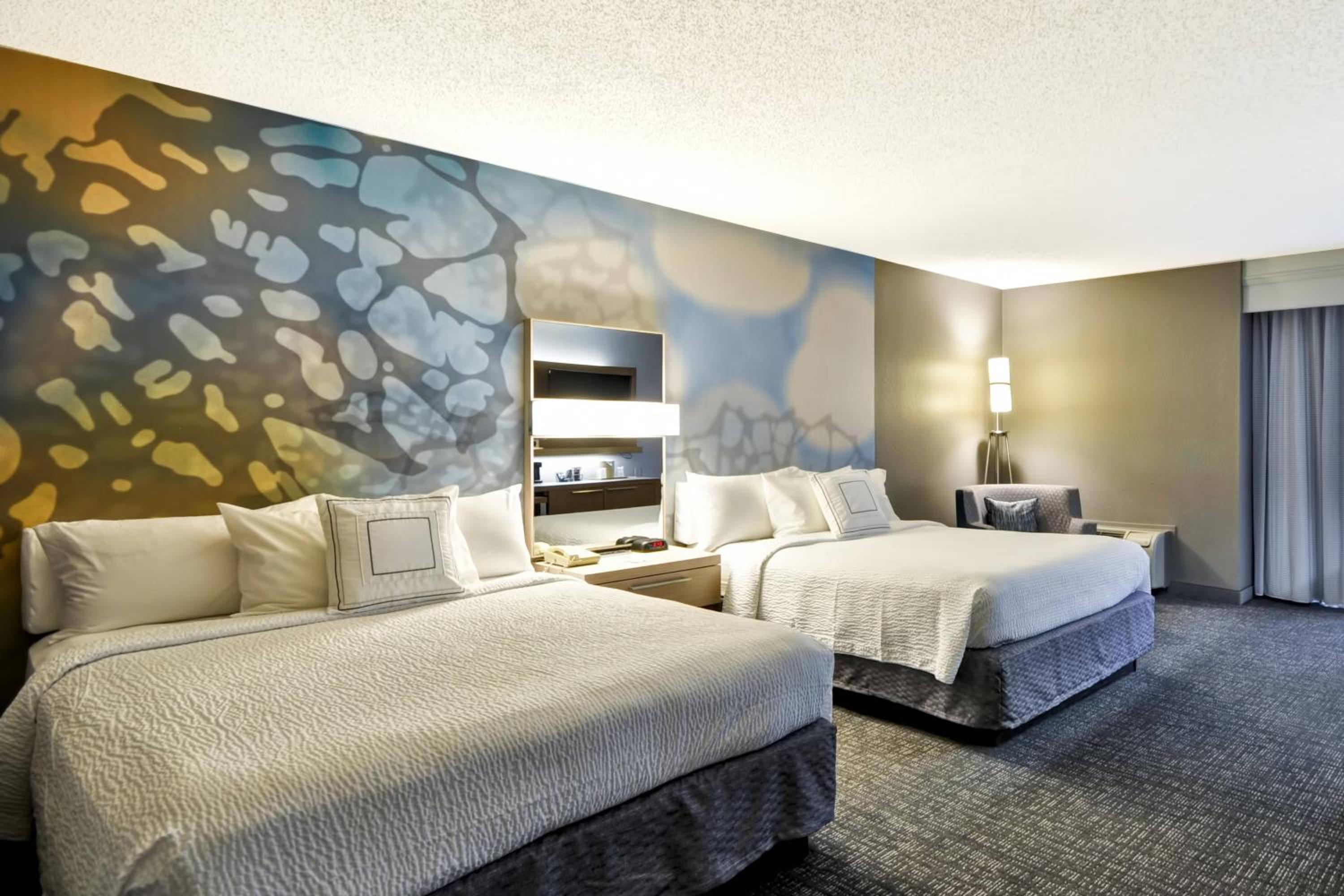 One-Bedroom Queen Suite with Two Queen Beds