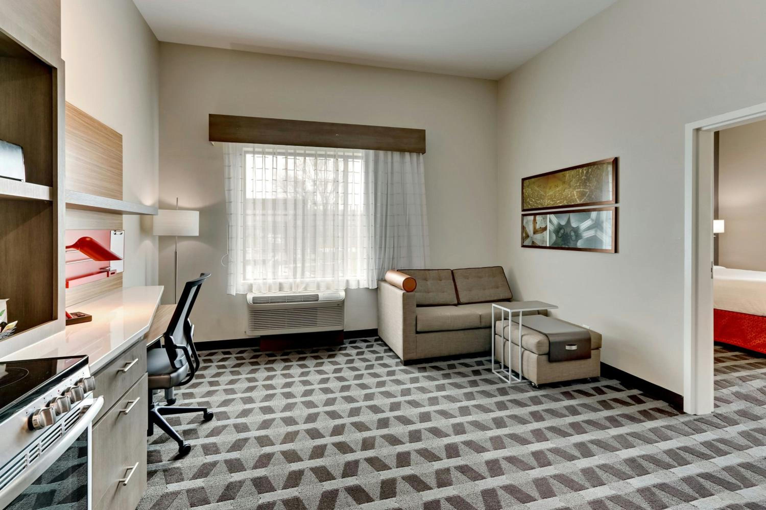 1 Bedroom Suite with 1 King - Photo 1