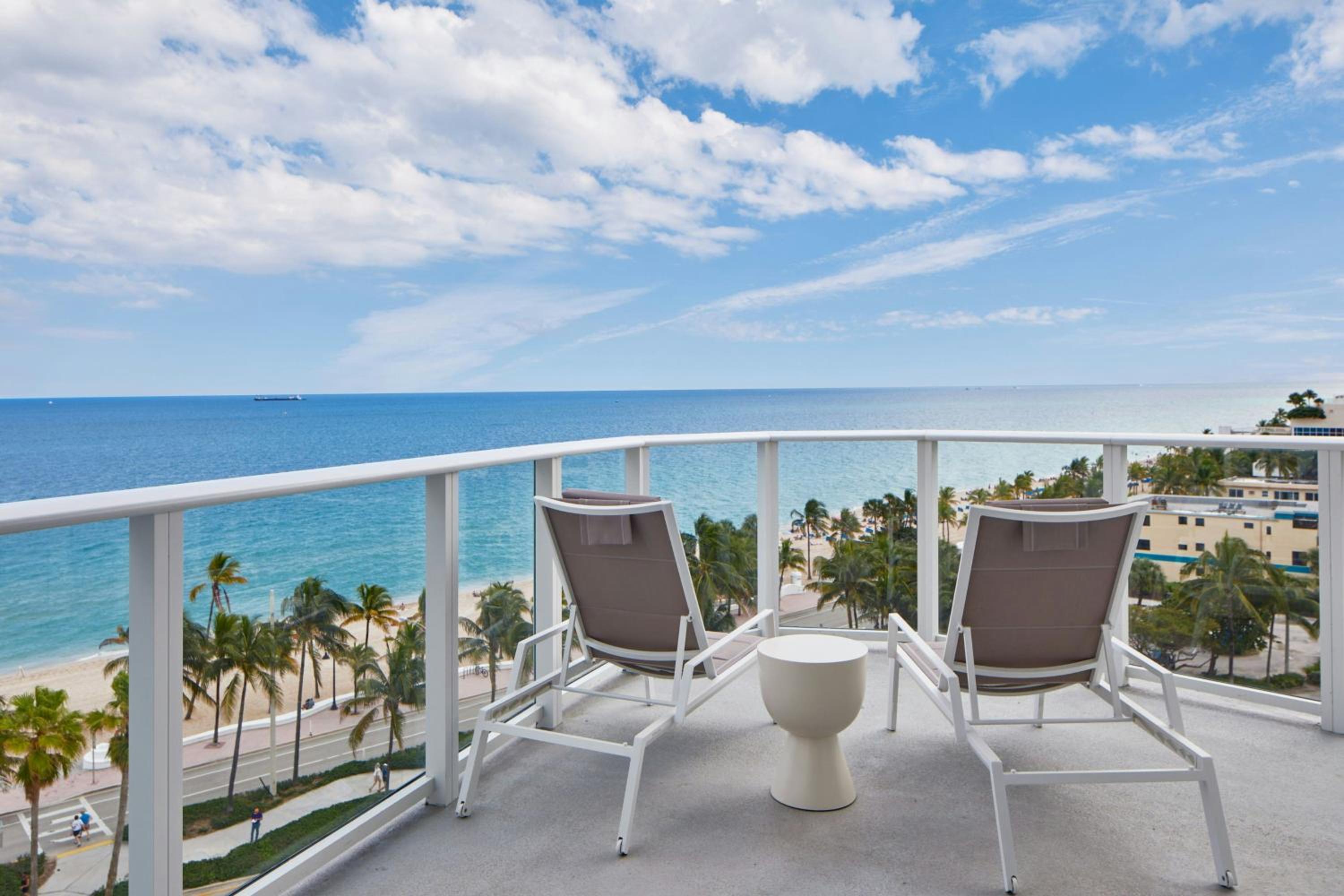 Queen Room with Two Queen Beds, Oceanfront View and Wraparound Balcony - Hearing Accessible - Photo 3