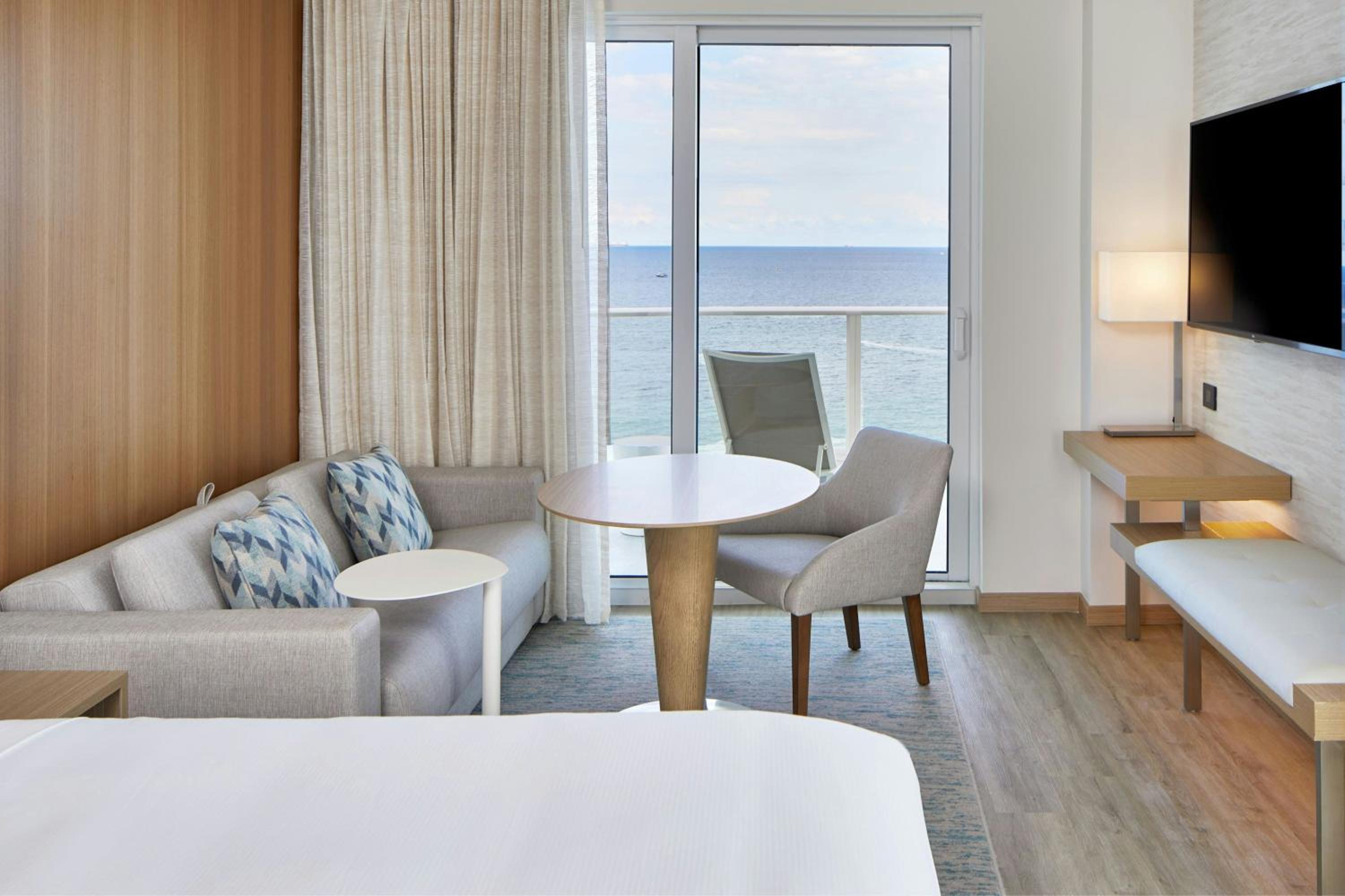 King Room with Oceanfront View, Wraparound Balcony and Sofa Bed - Photo 1