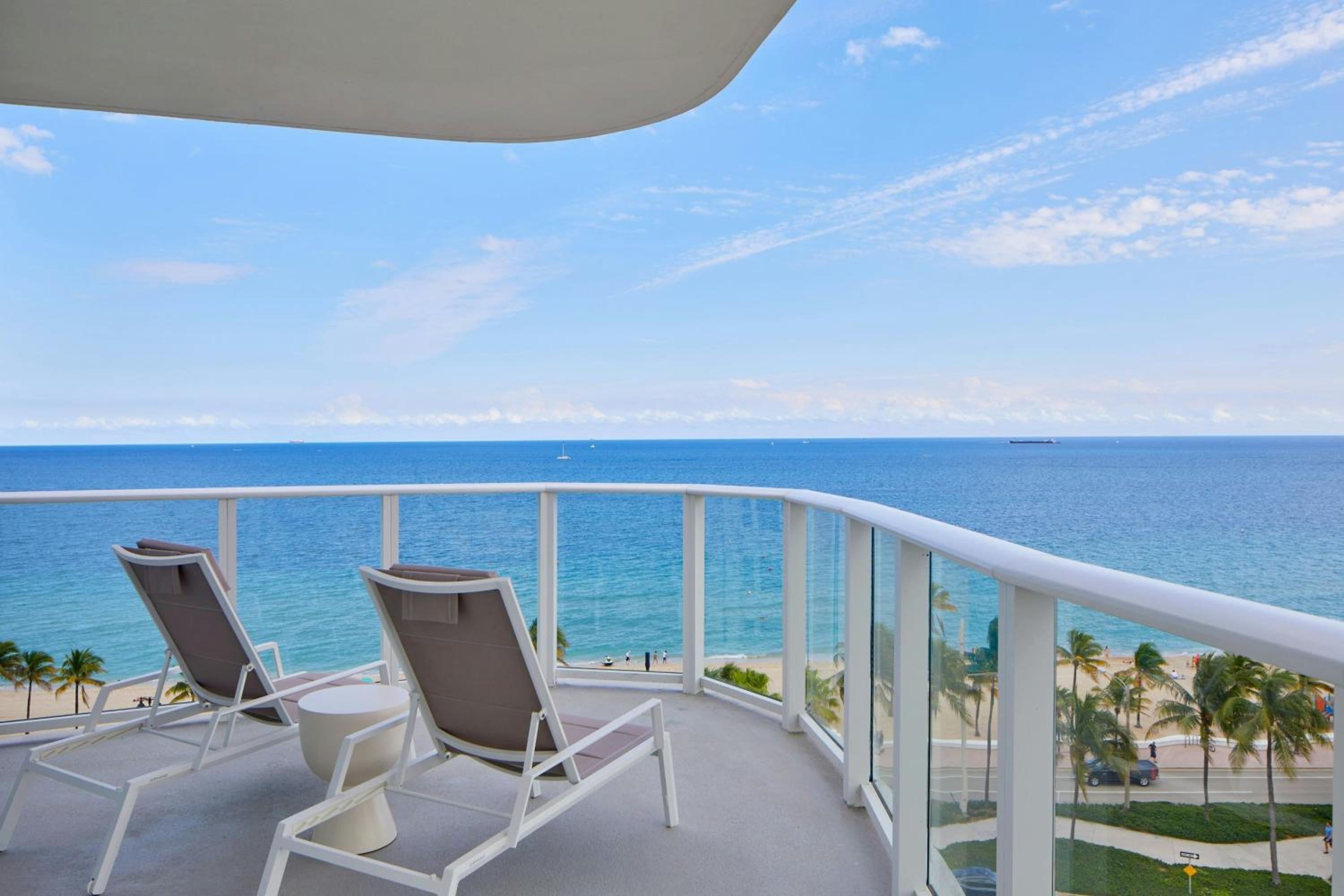 King Room with Oceanfront View, Wraparound Balcony and Sofa Bed - Photo 2