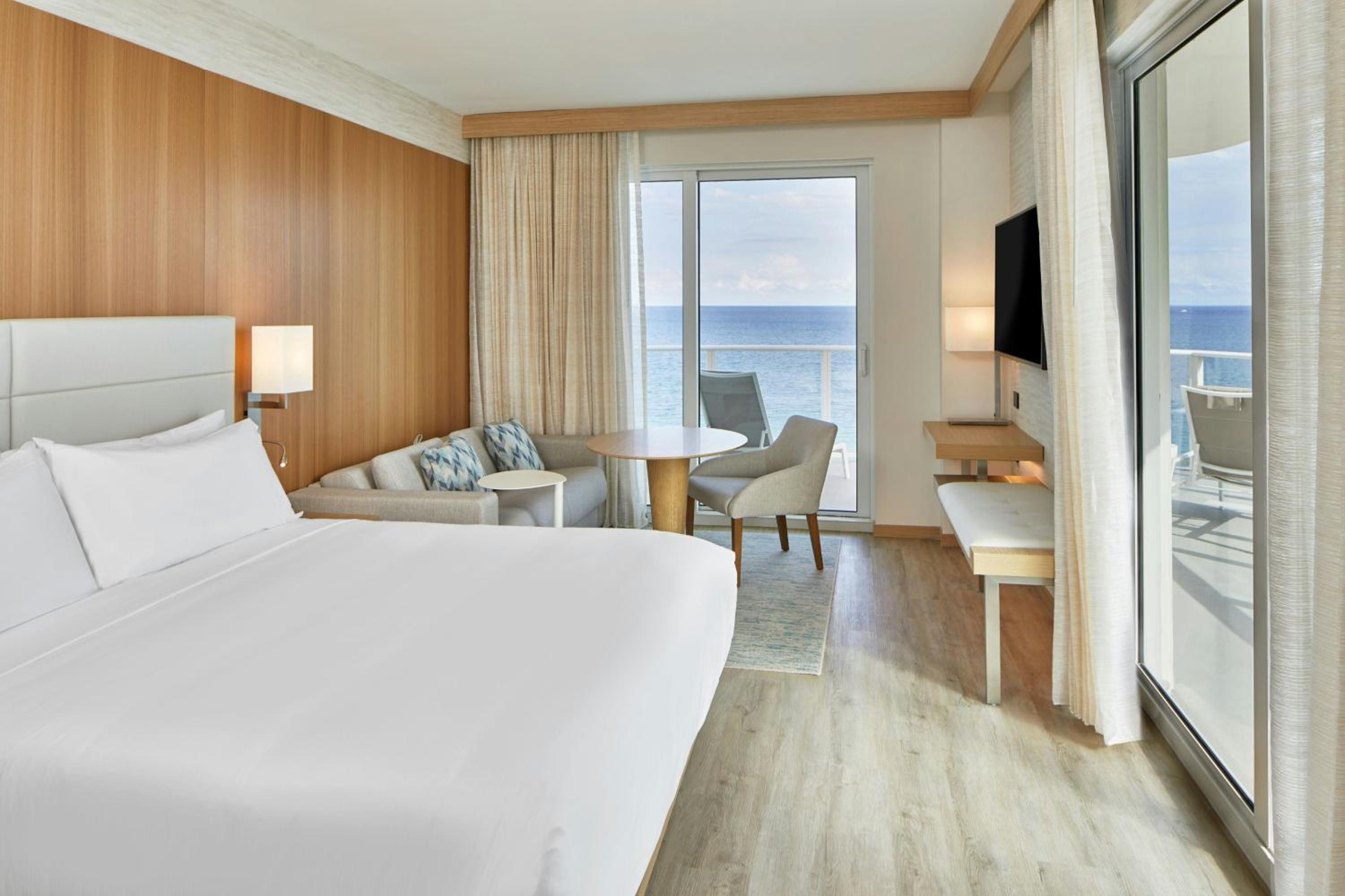 King Room with Oceanfront View, Wraparound Balcony and Sofa Bed - Photo 3