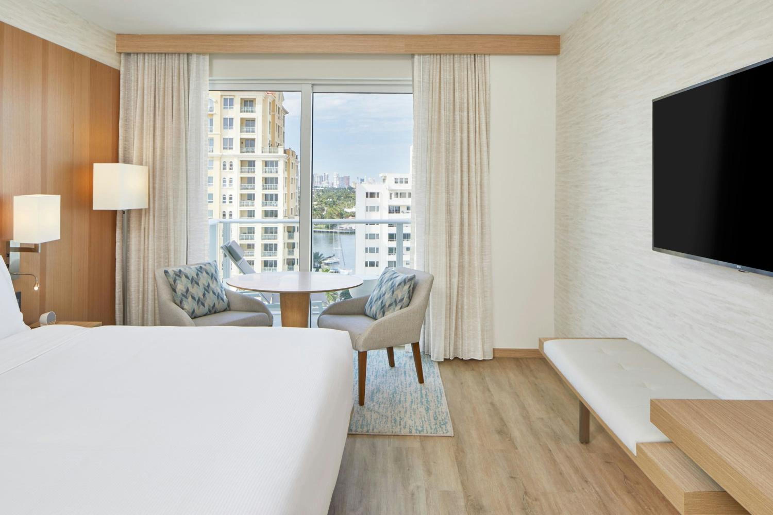 King Room with Transfer Shower and Roll-In Shower - Mobility Access/Hearing Accessible photo 2