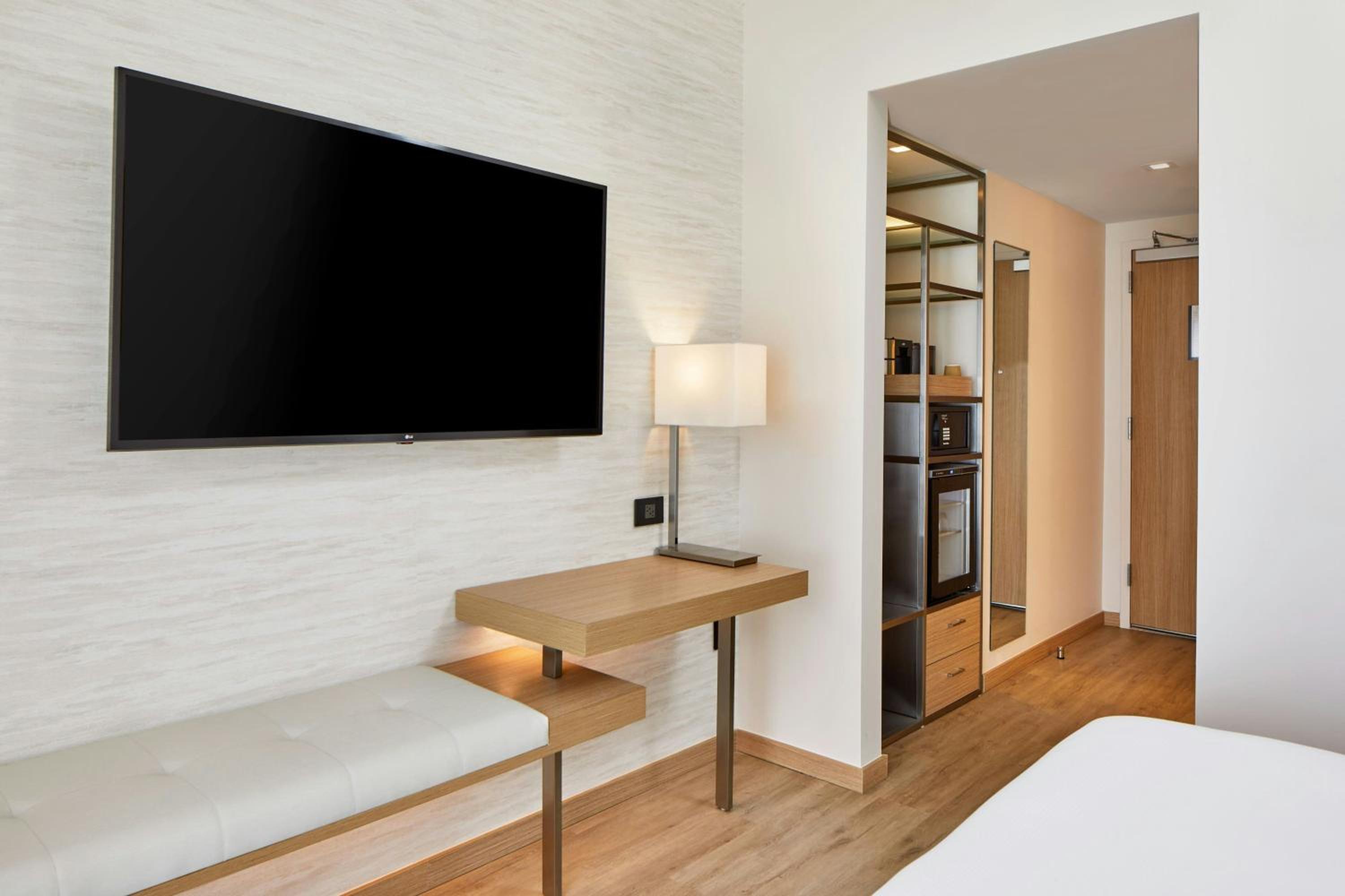 1 King Guest Room, Partial Ocean View (Hearing Accessible)