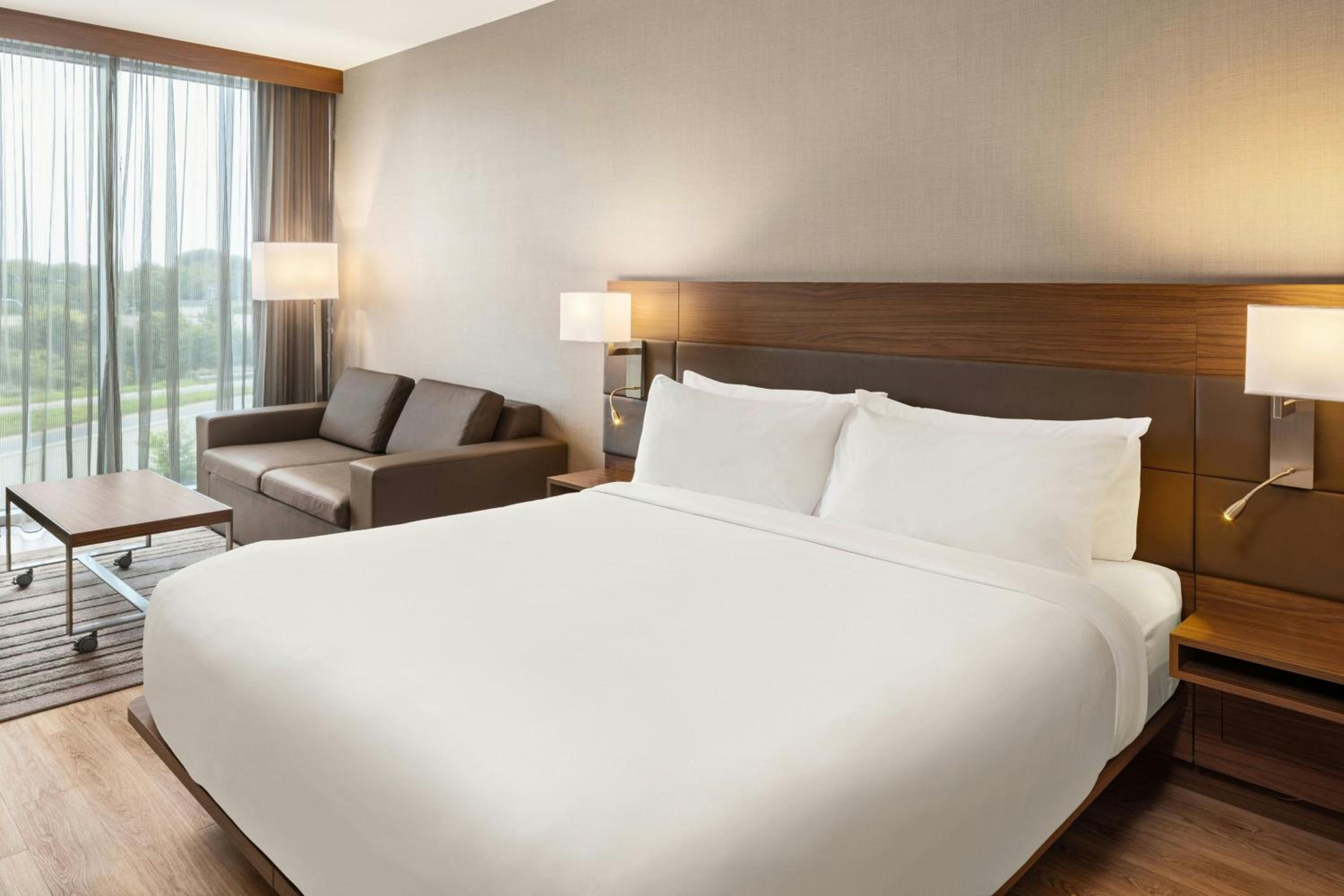King Room with Bathtub - Mobility Access photo 2