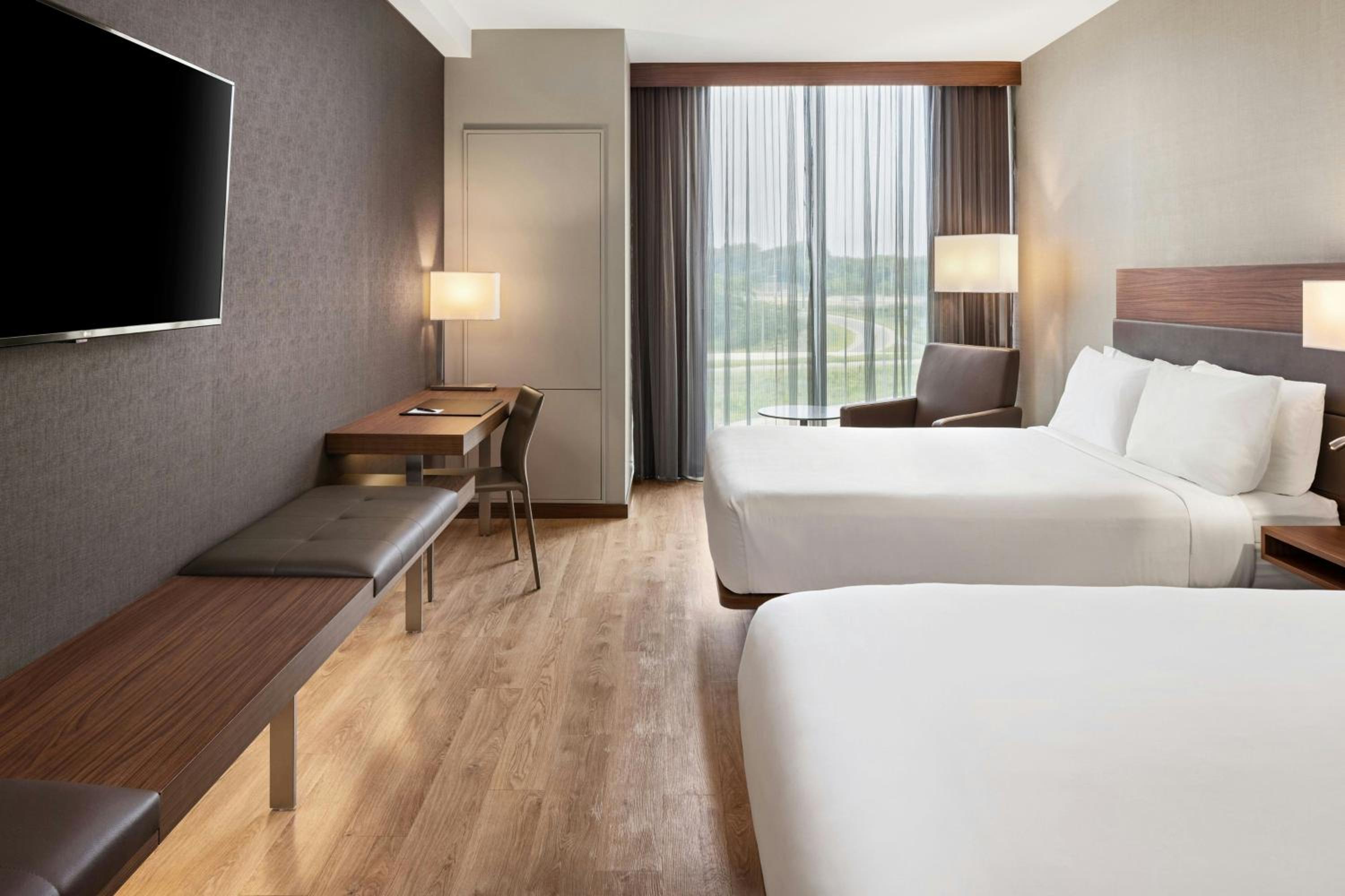 Queen Room with Two Queen Beds and City View - Hearing Accessible photo 3