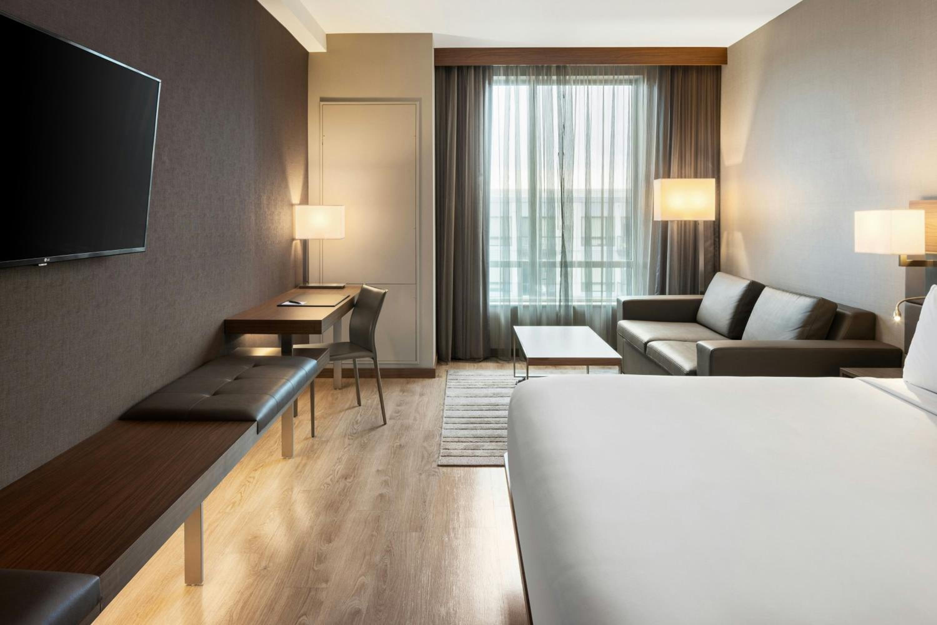King Room with Bathtub - Mobility Access photo 1
