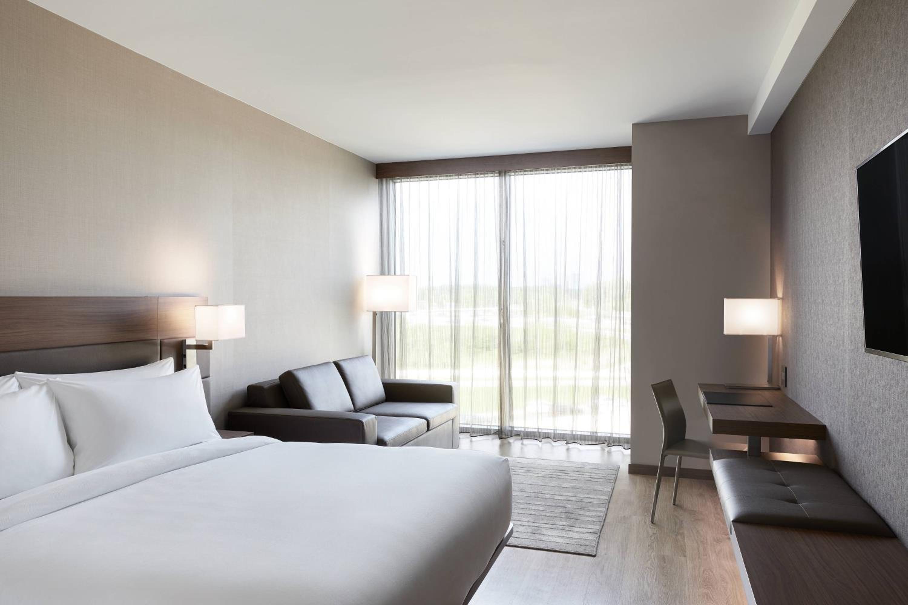 King Room with City View and Sofa Bed photo 2