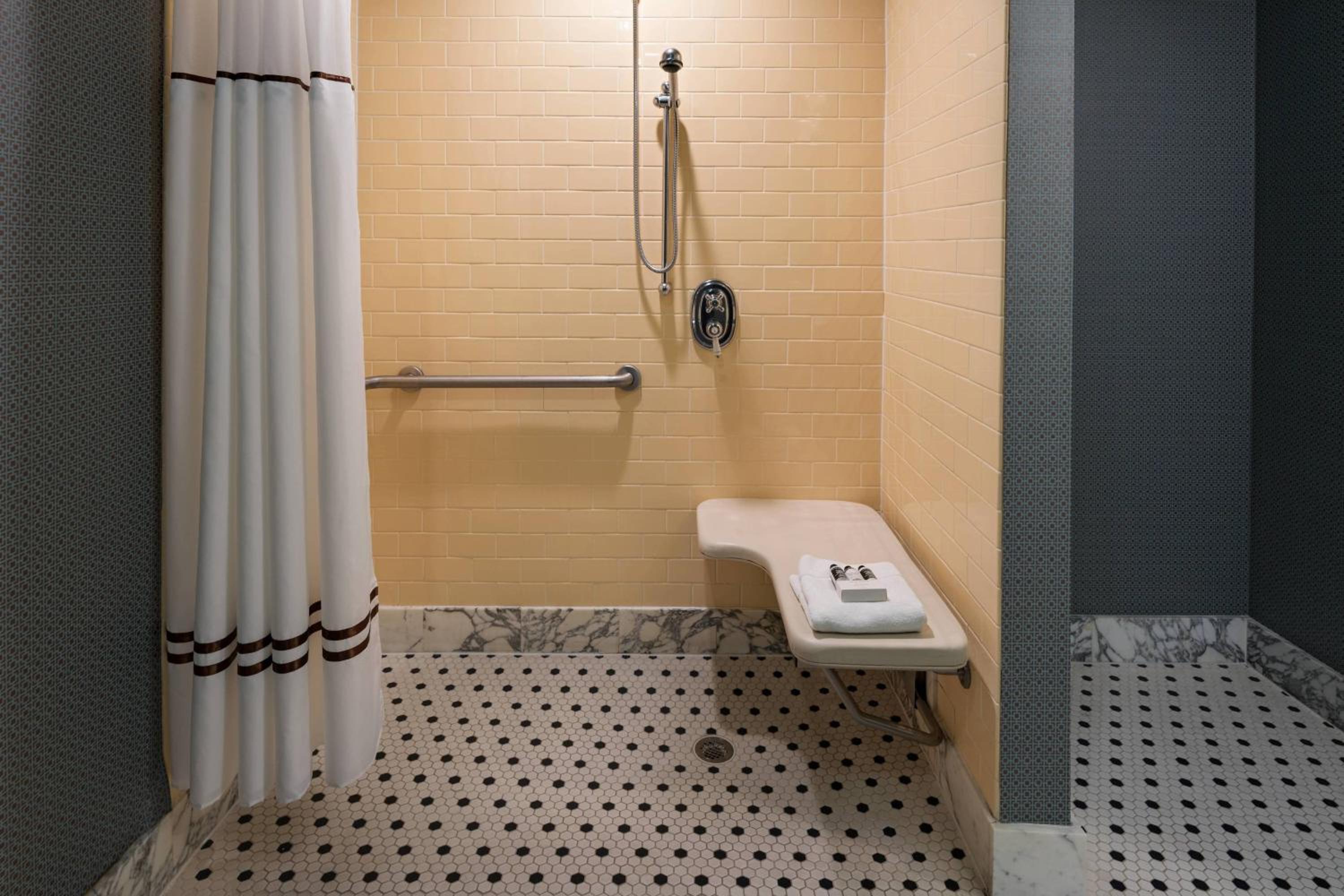 King Room - Hearing Accessible - Photo 5