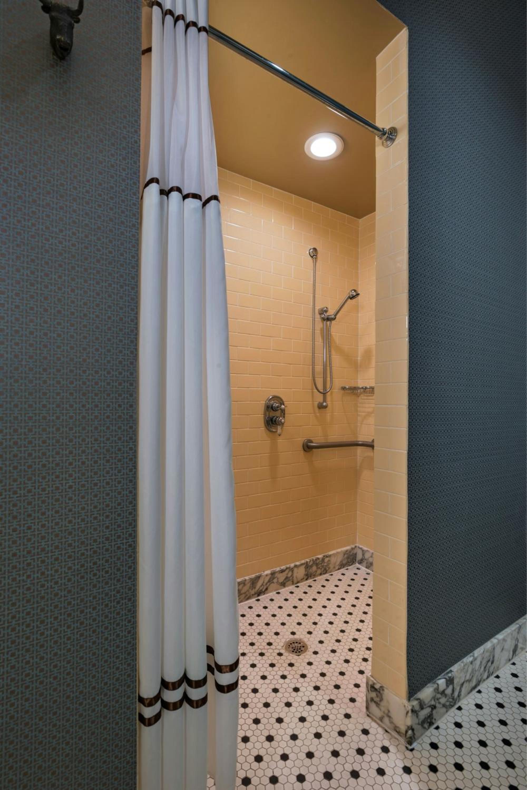 King Room - Hearing Accessible - Photo 8