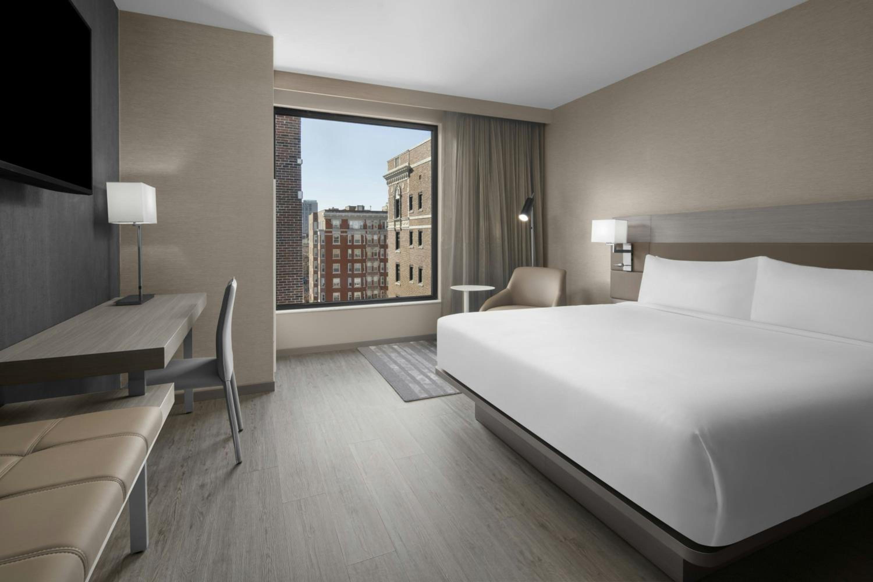 King Neighborhood View, Guest room, 1 King (Mobility Accessible w/ Transfer Shower) - Photo 1