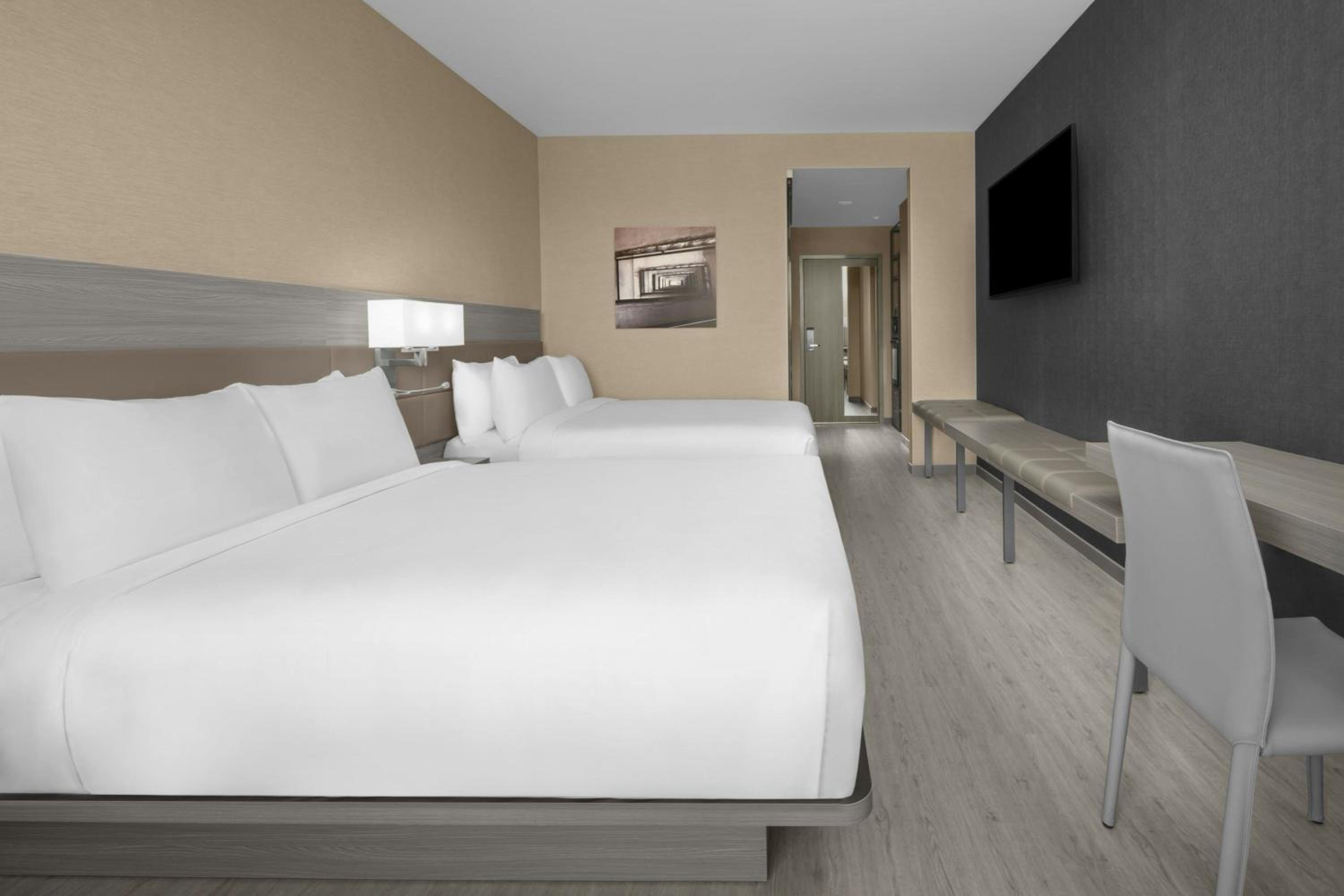 QQ Neighborhood View, Guest room, 2 Queen (Hearing Accessible) - Photo 2