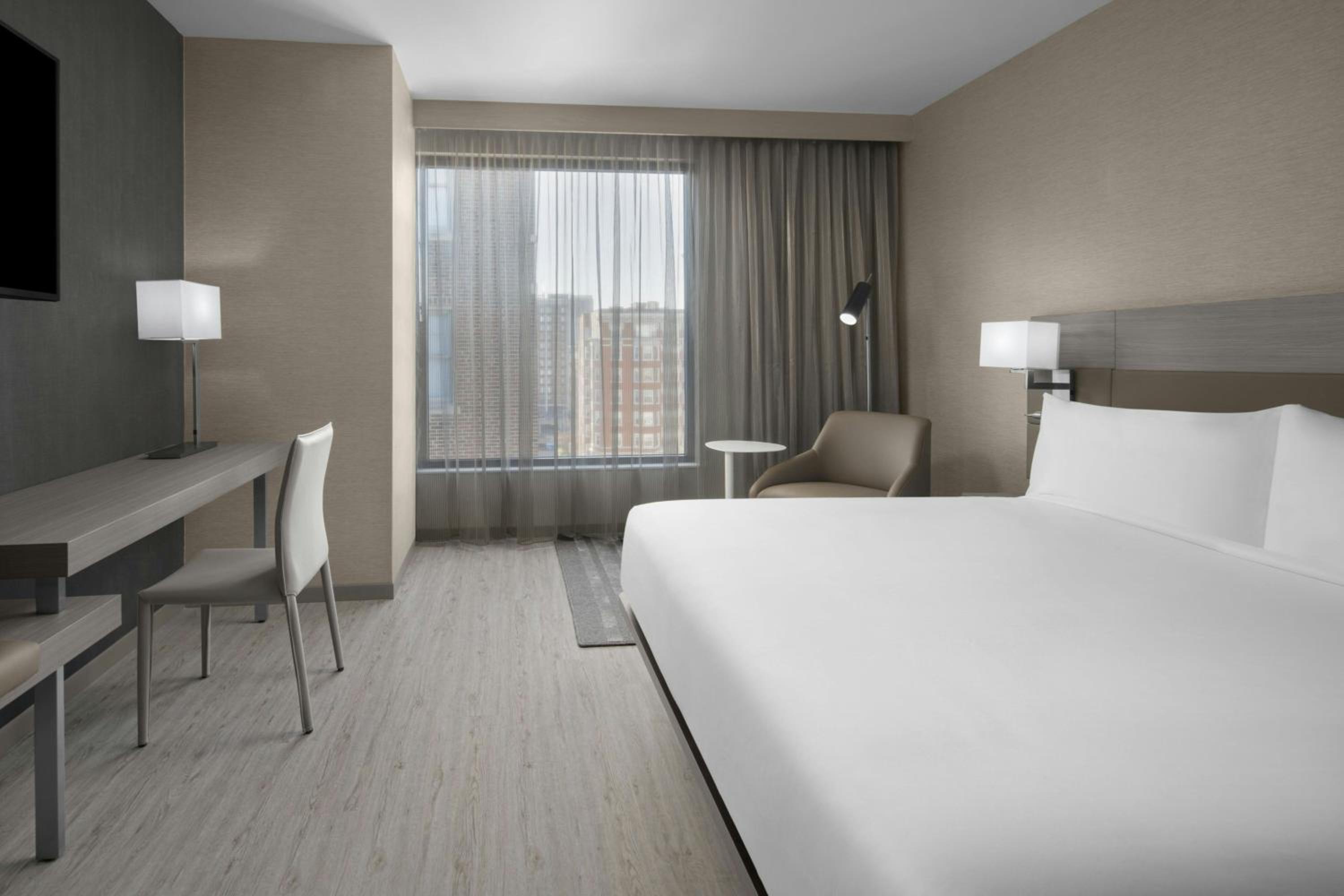 King Neighborhood View, Guest room, 1 King (Mobility &amp; Hearing Accessible w/ Roll-in Shower) - Photo 3