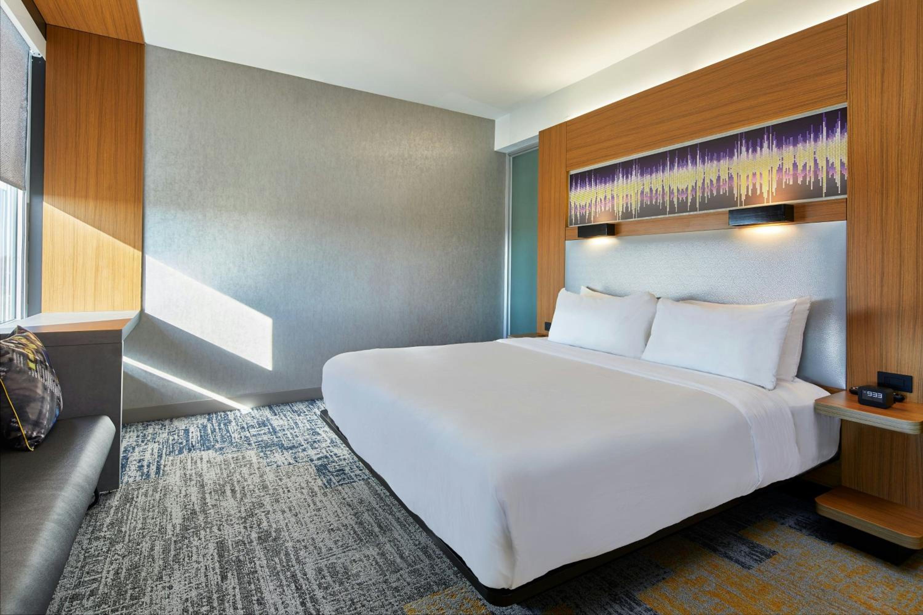 Guest room, 1 King, Aloft (Mobility &amp; Hearing Accessible w/ Roll-in Shower) - Photo 2