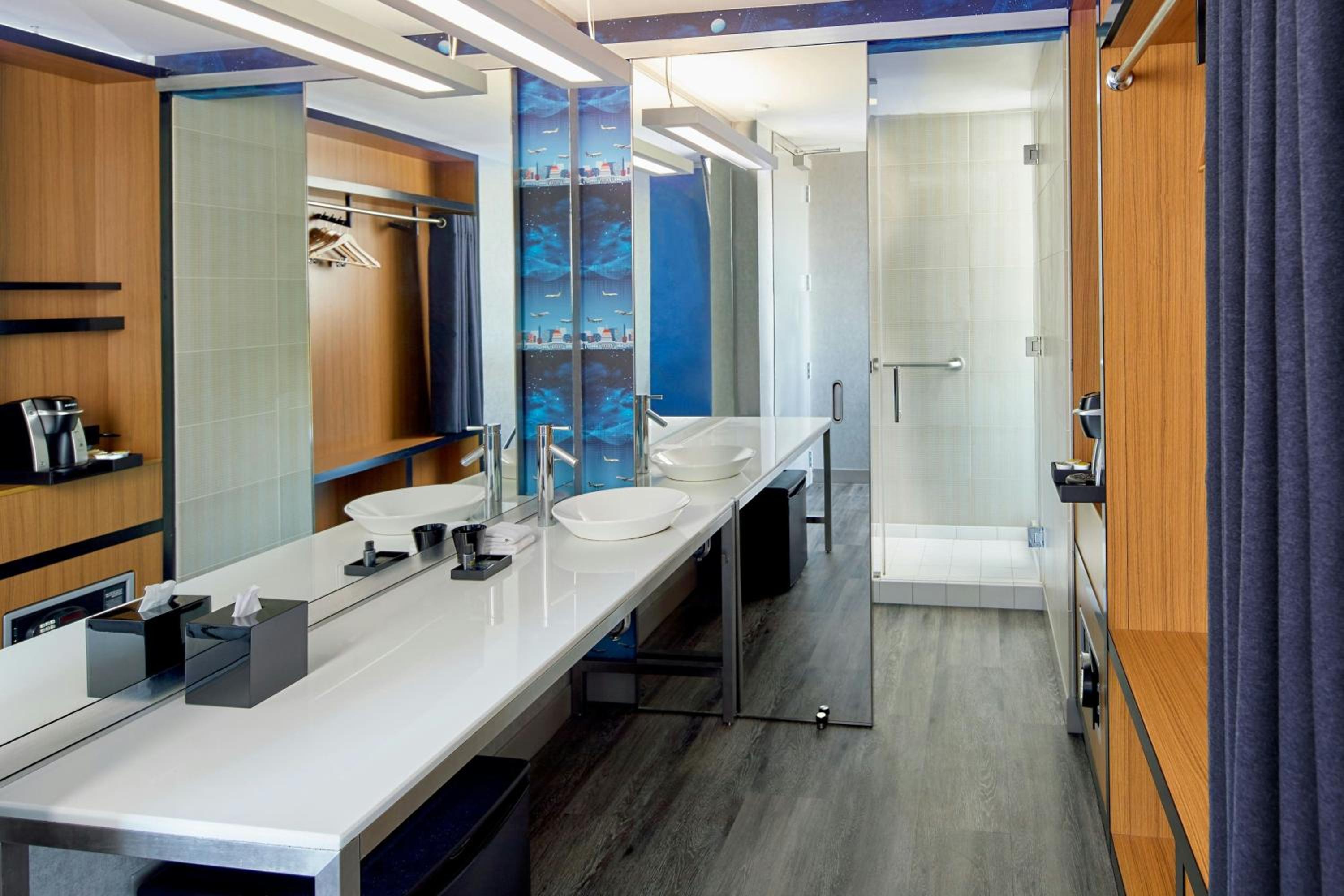 Guest room, 2 Queen, Aloft (Mobility &amp; Hearing Accessible w/ Roll-in Shower) - Photo 3